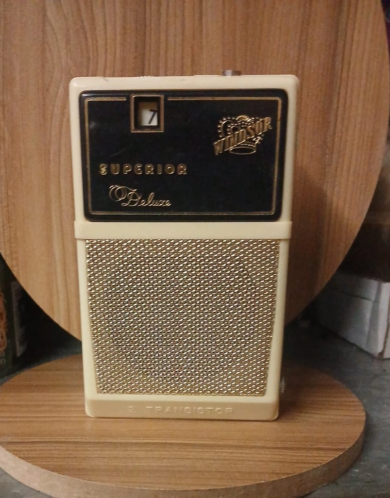 Windsor Superior Deluxe Transistor Radio