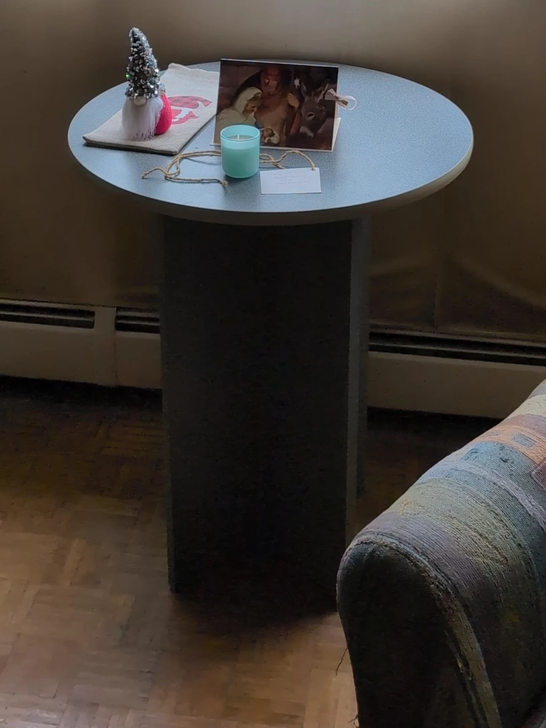 Round accent table