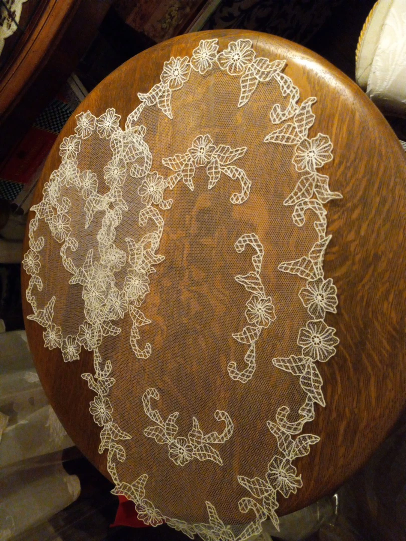 White Lace Doily Table Runner - photo 2