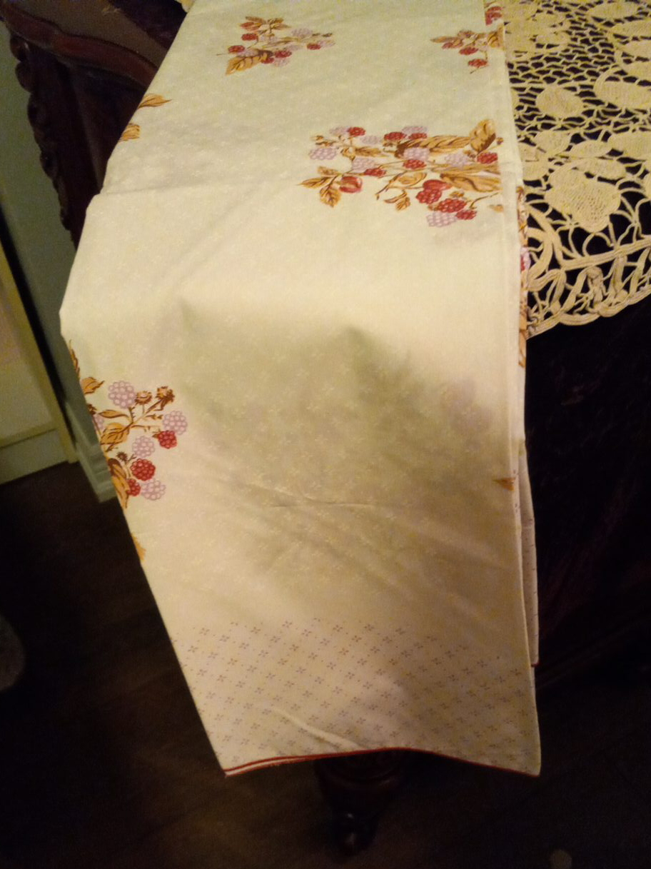 Vintage Floral Table Cloth w Berries and Lattice Border