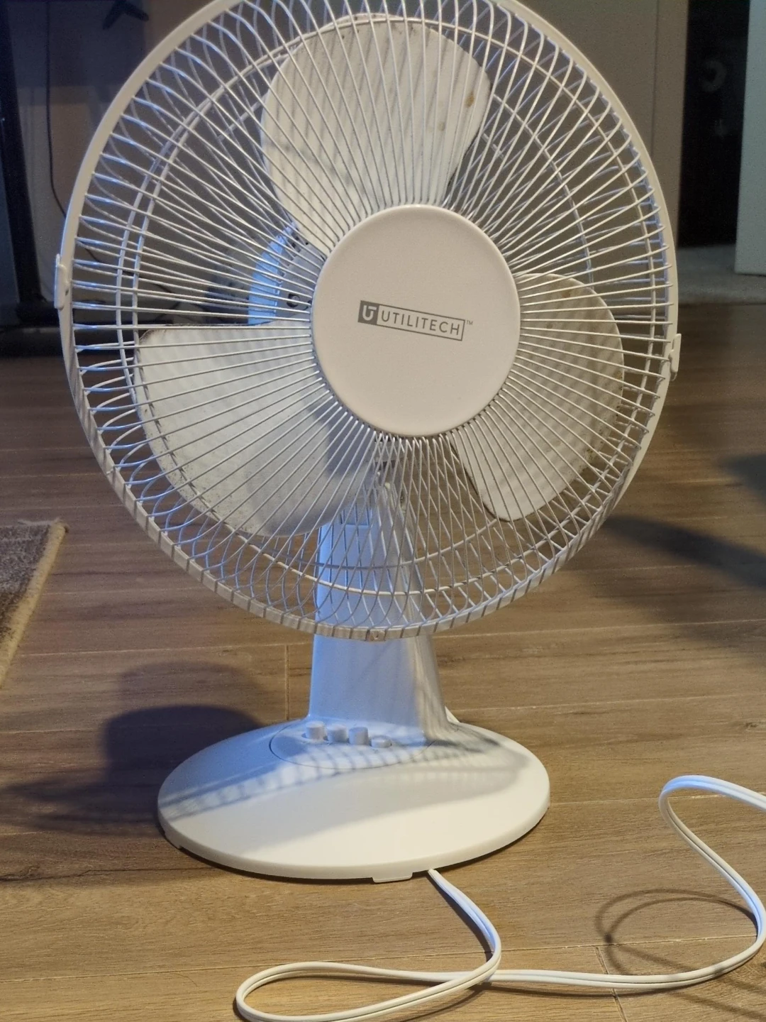 Utilitech White Desk Fan