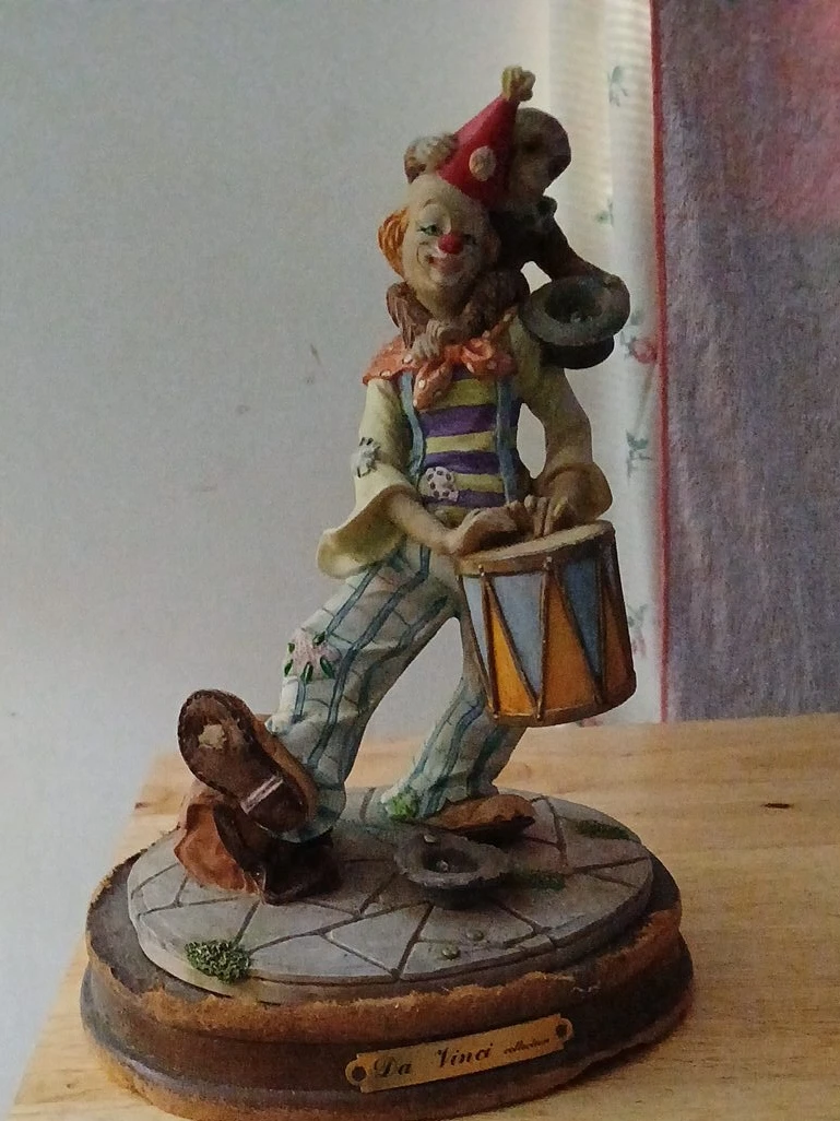 Da Vinci Collection Clown Drummer Figurine
