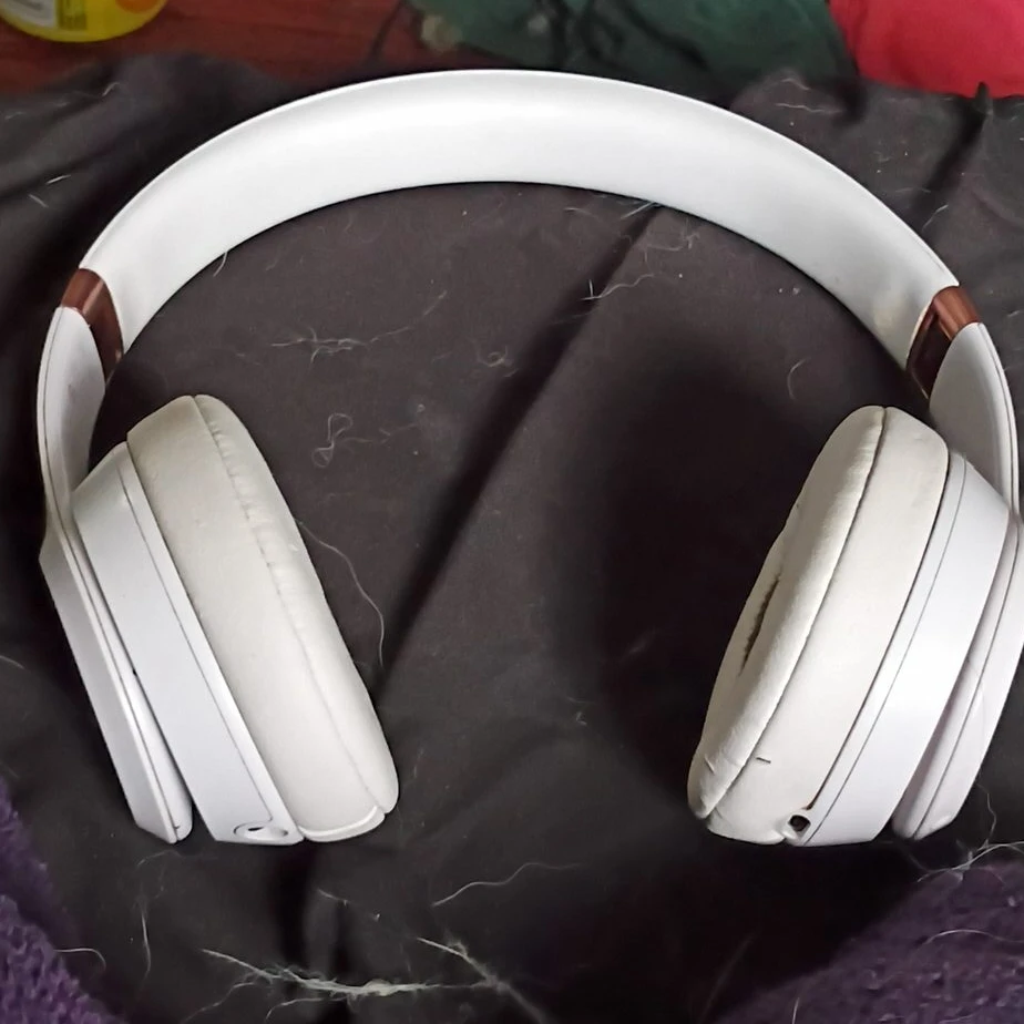 White Beats Solo 3 Wireless Headphones
