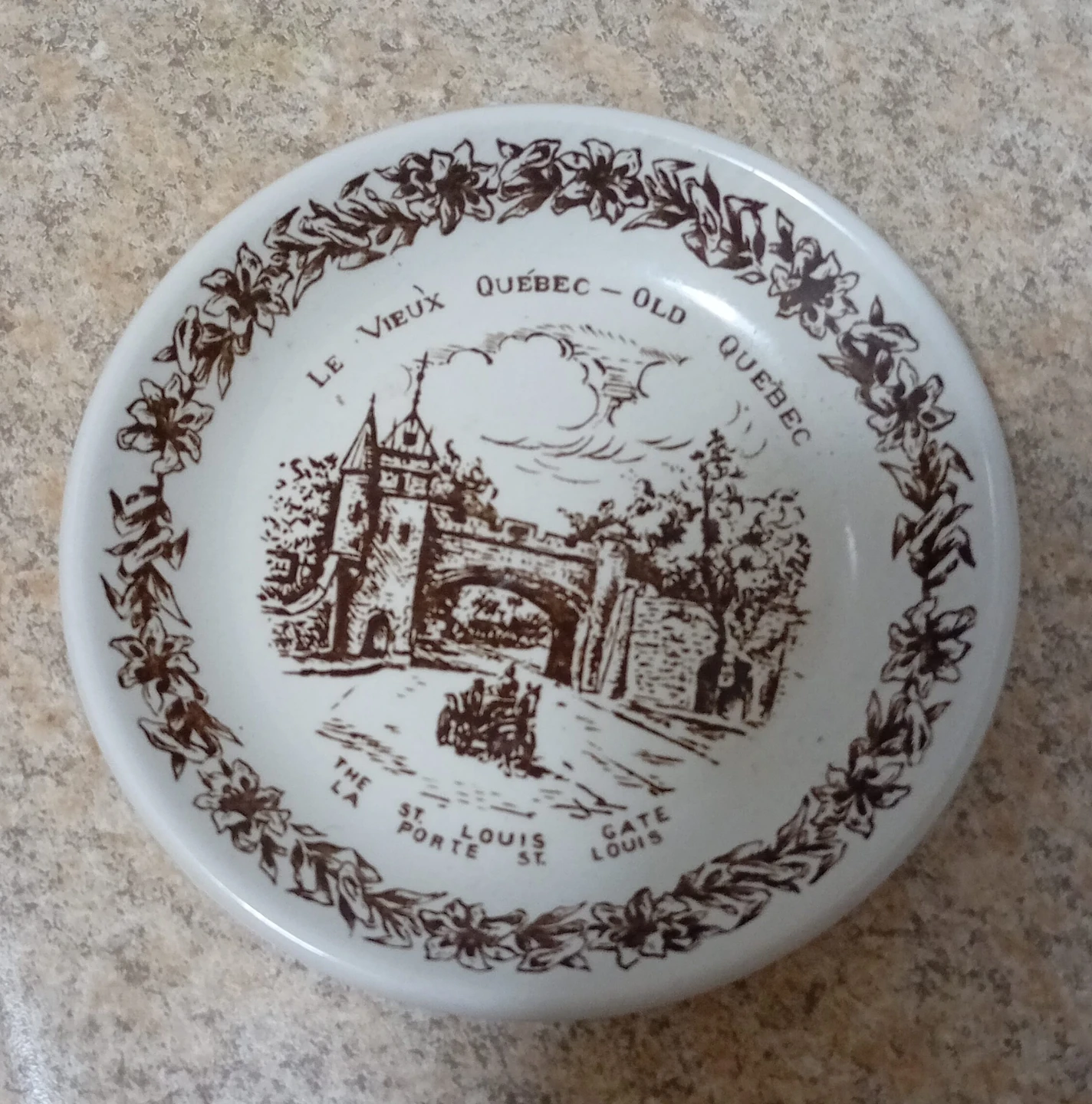 Le Vieux Québec - Old Quebec Souvenir Plate