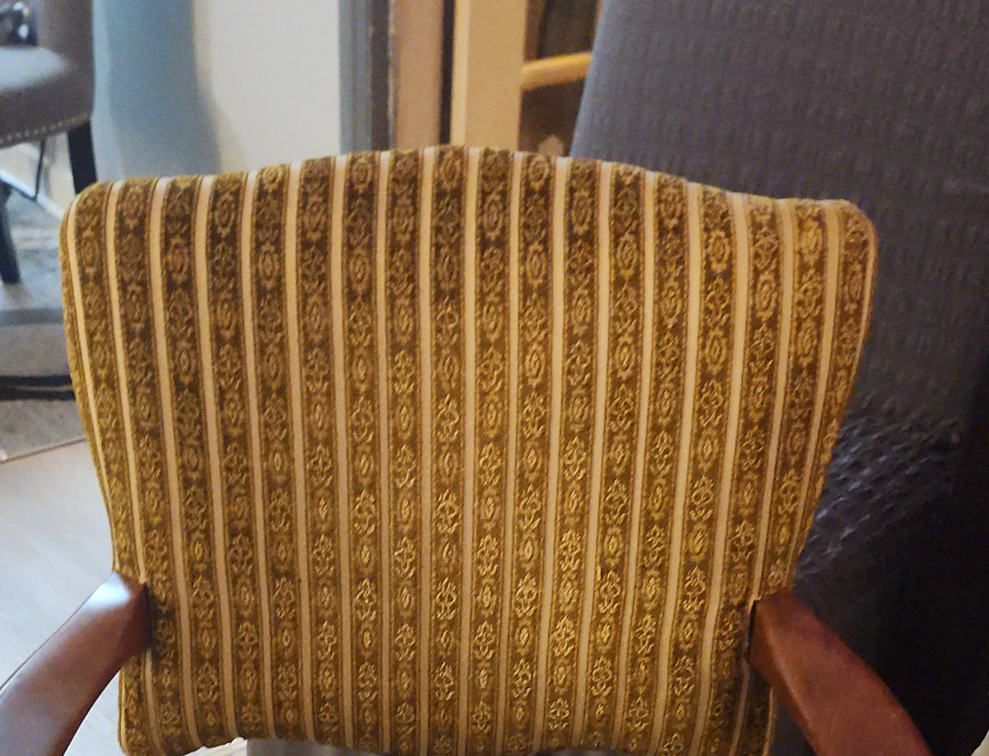 Accent chairs for any room adds a touch of class