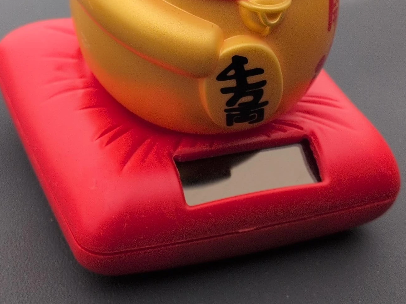 Solar Powered Lucky Cat Figurine