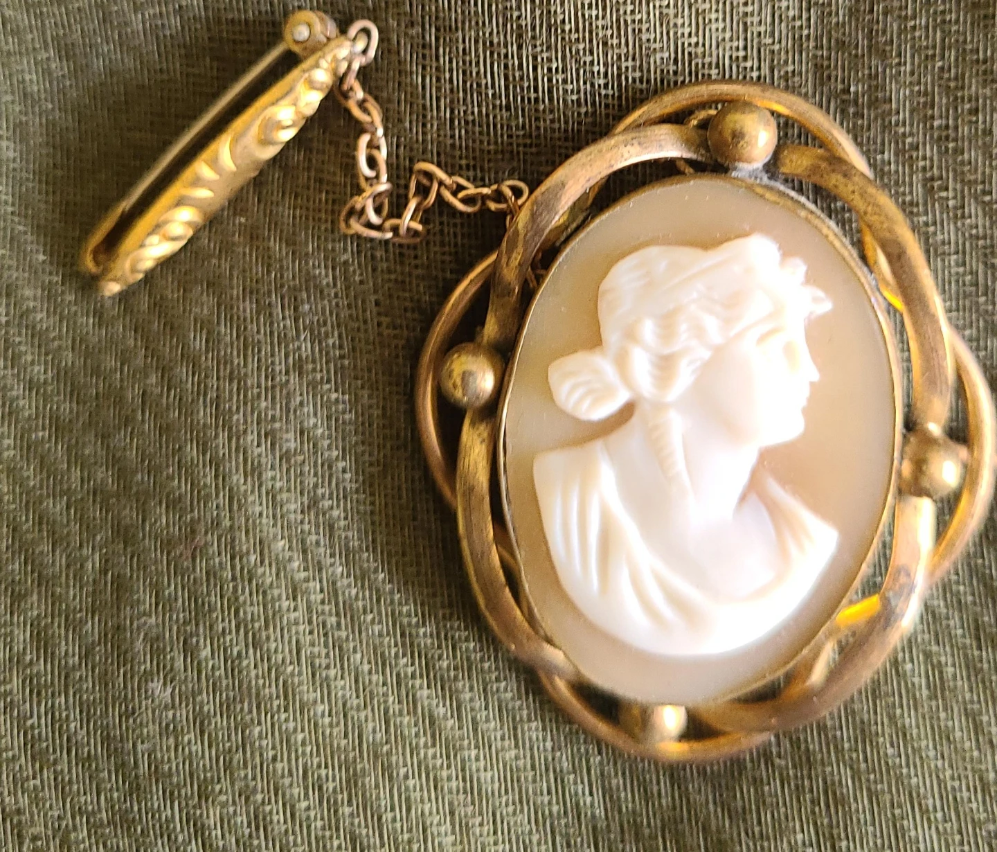 Vintage Cameo Brooch with Chain