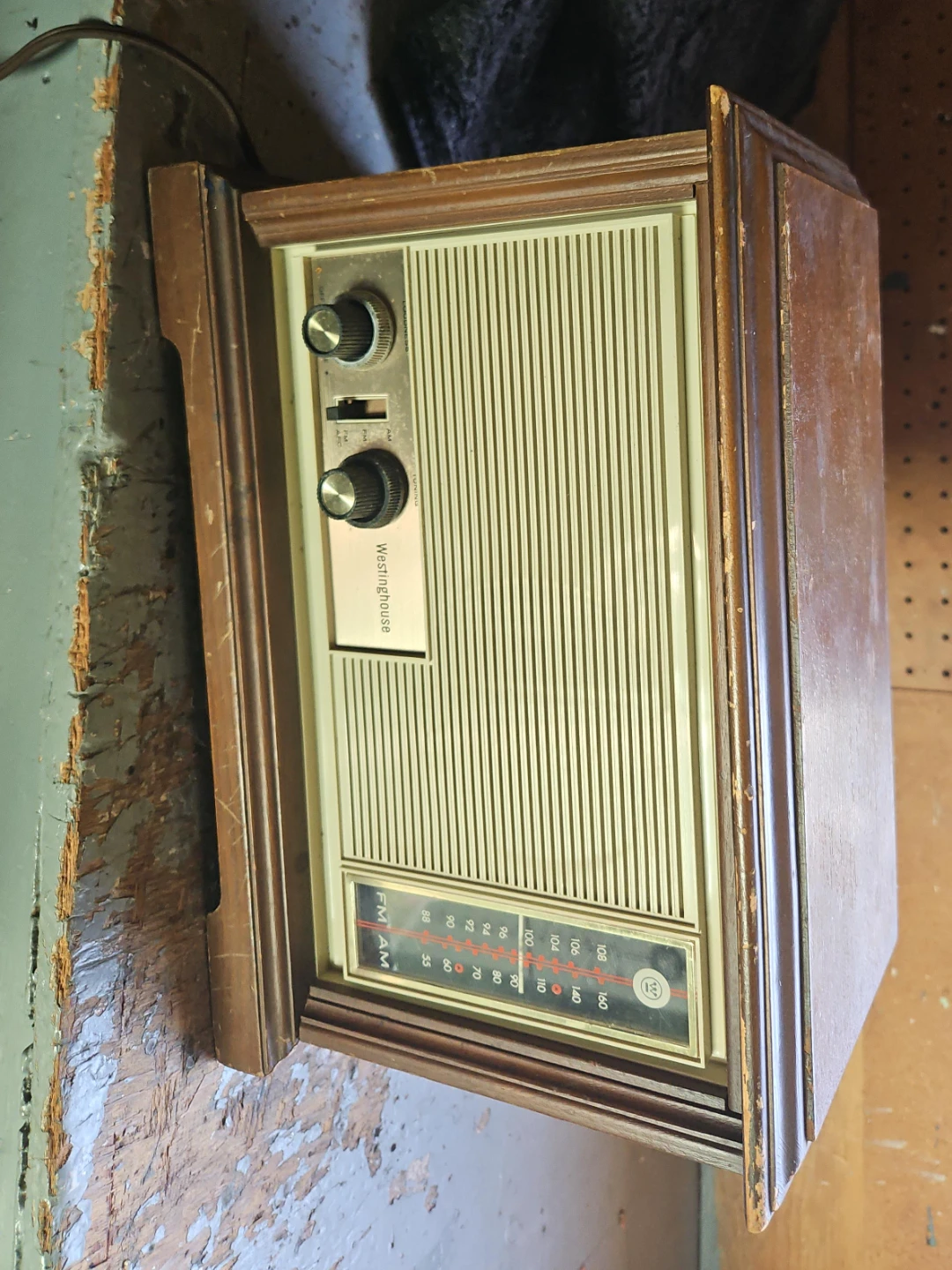 Westinghouse 870N6 Walnut AM-FM Radio