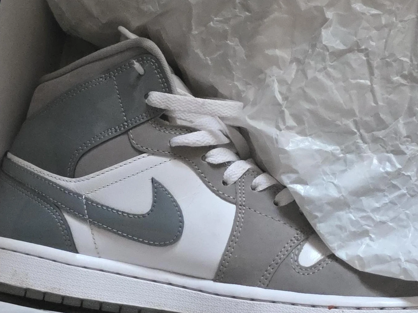 Air Jordan 1 Mid SE Grey White Sneakers