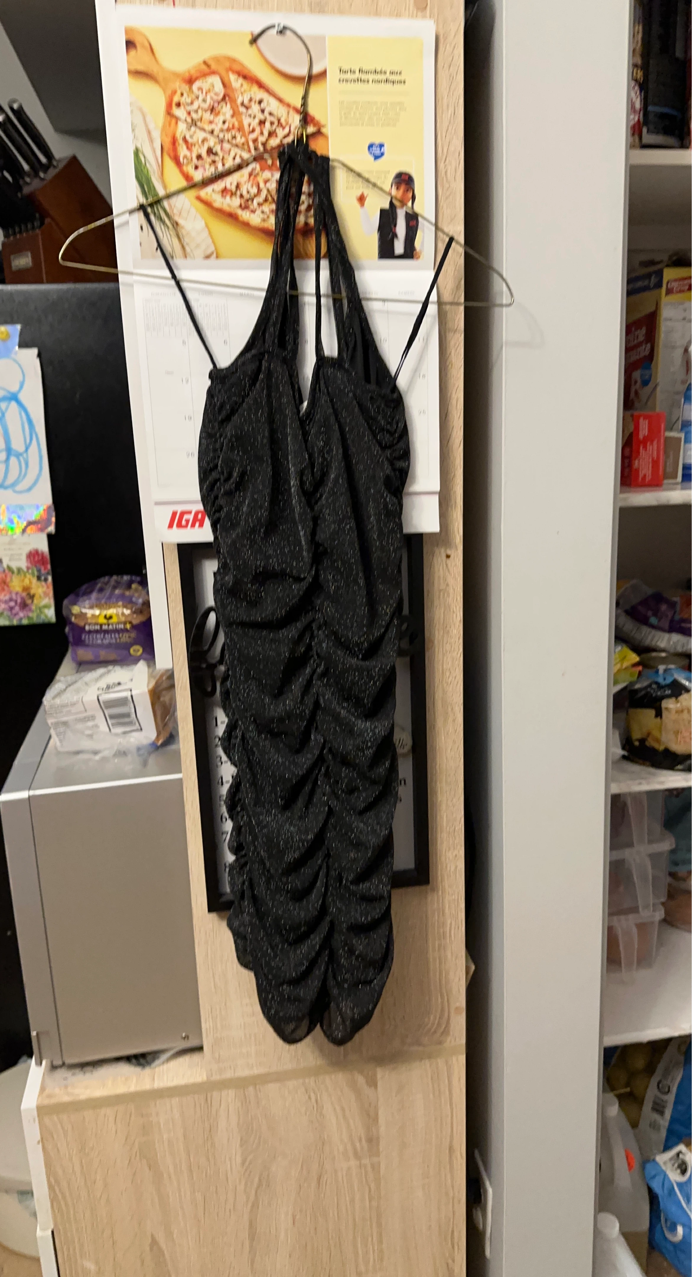 Robe noire étincelante avec drapé