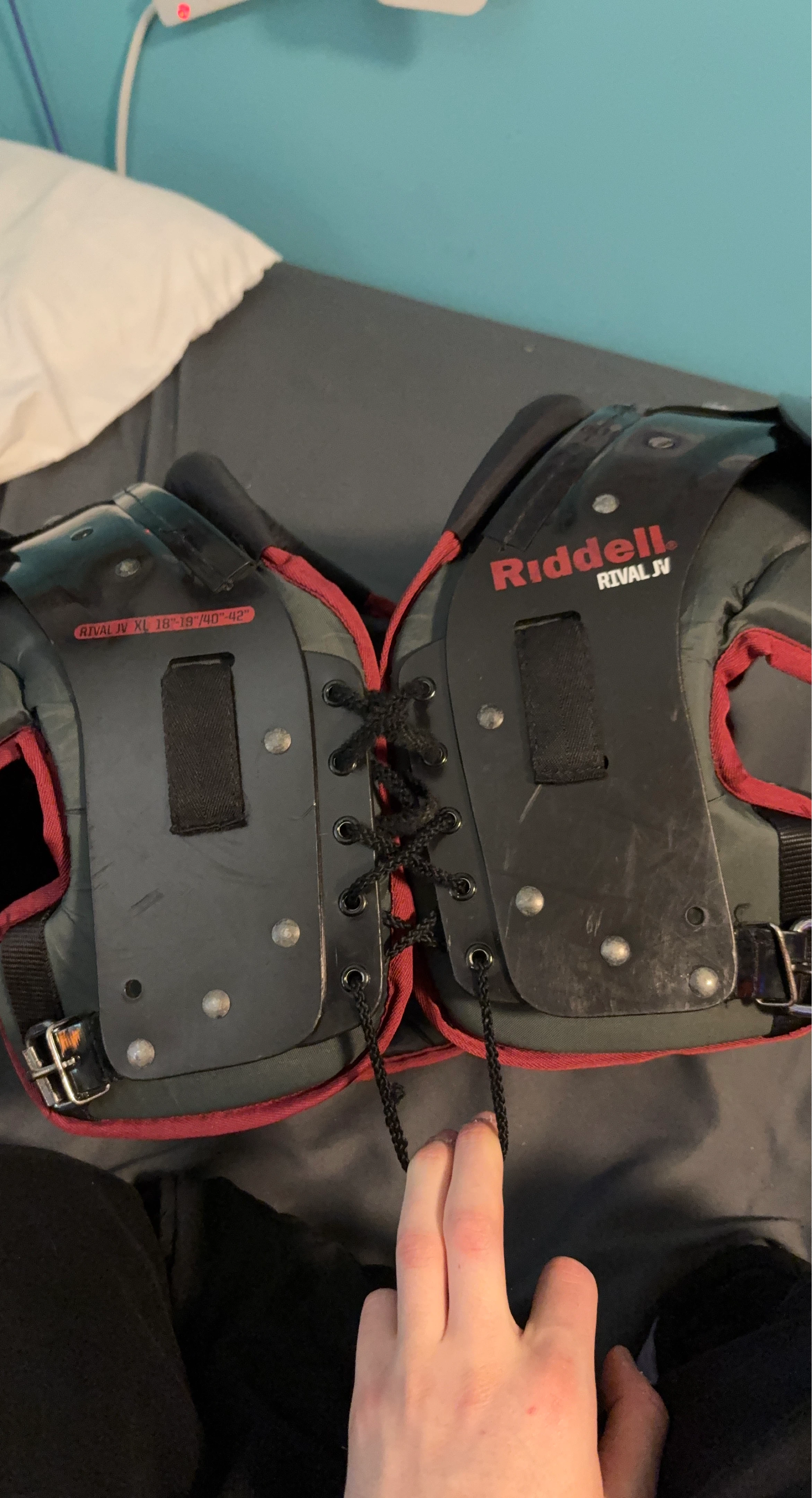 Riddell Rival JV XL Shoulder Pads