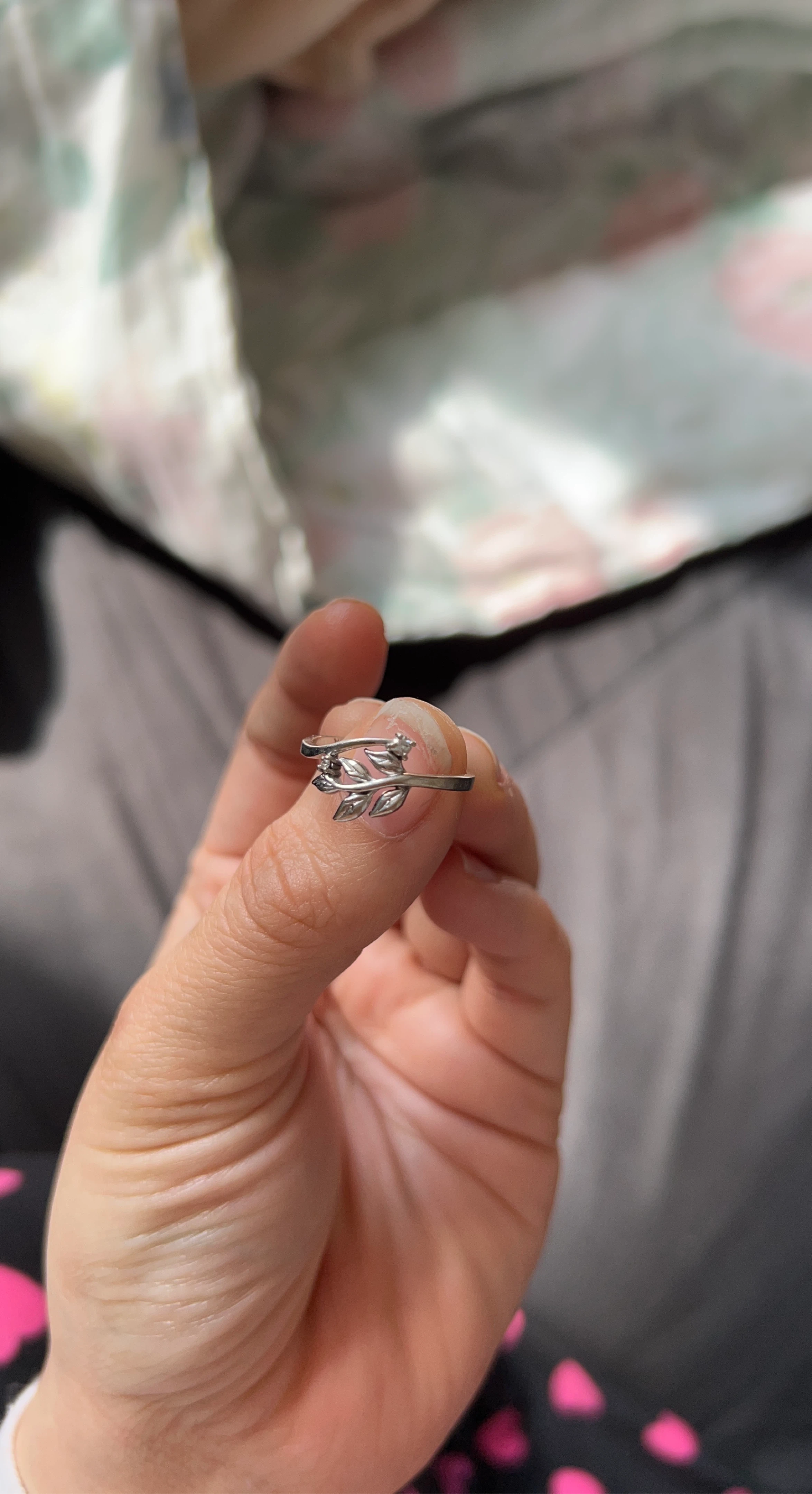 Leaf design ring with small diamond