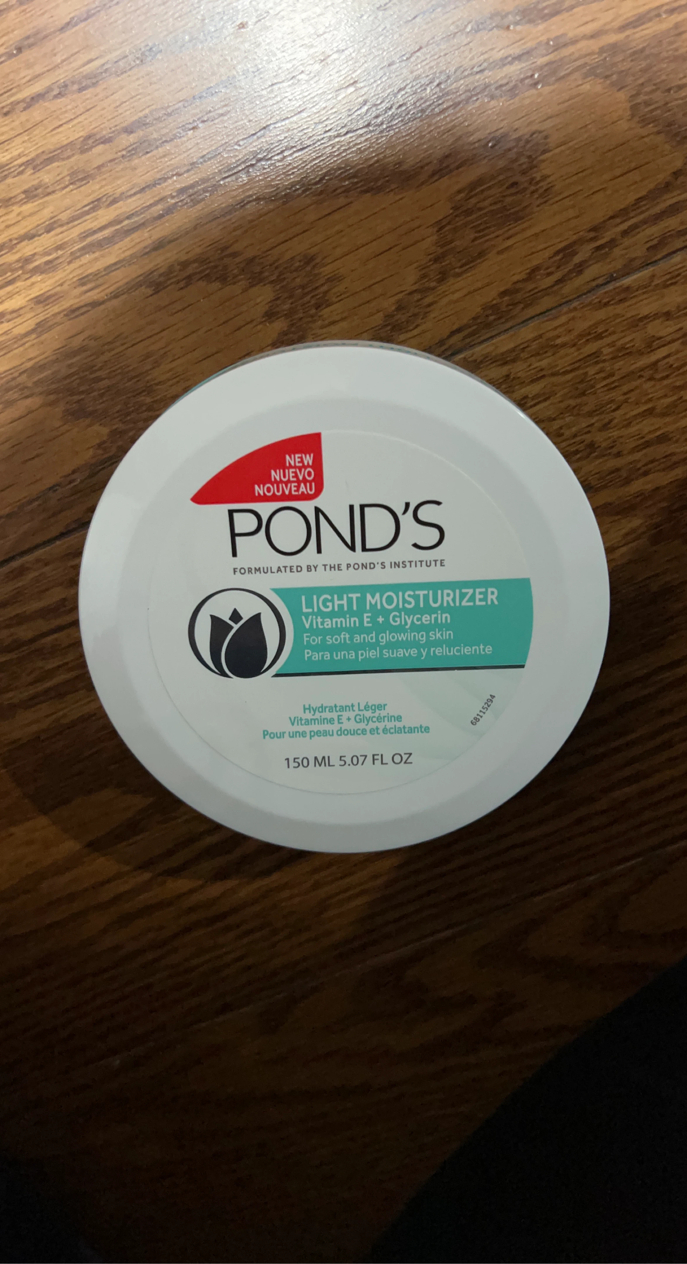 Pond's Light Moisturizer with Vitamin E + Glycerin 150 mL