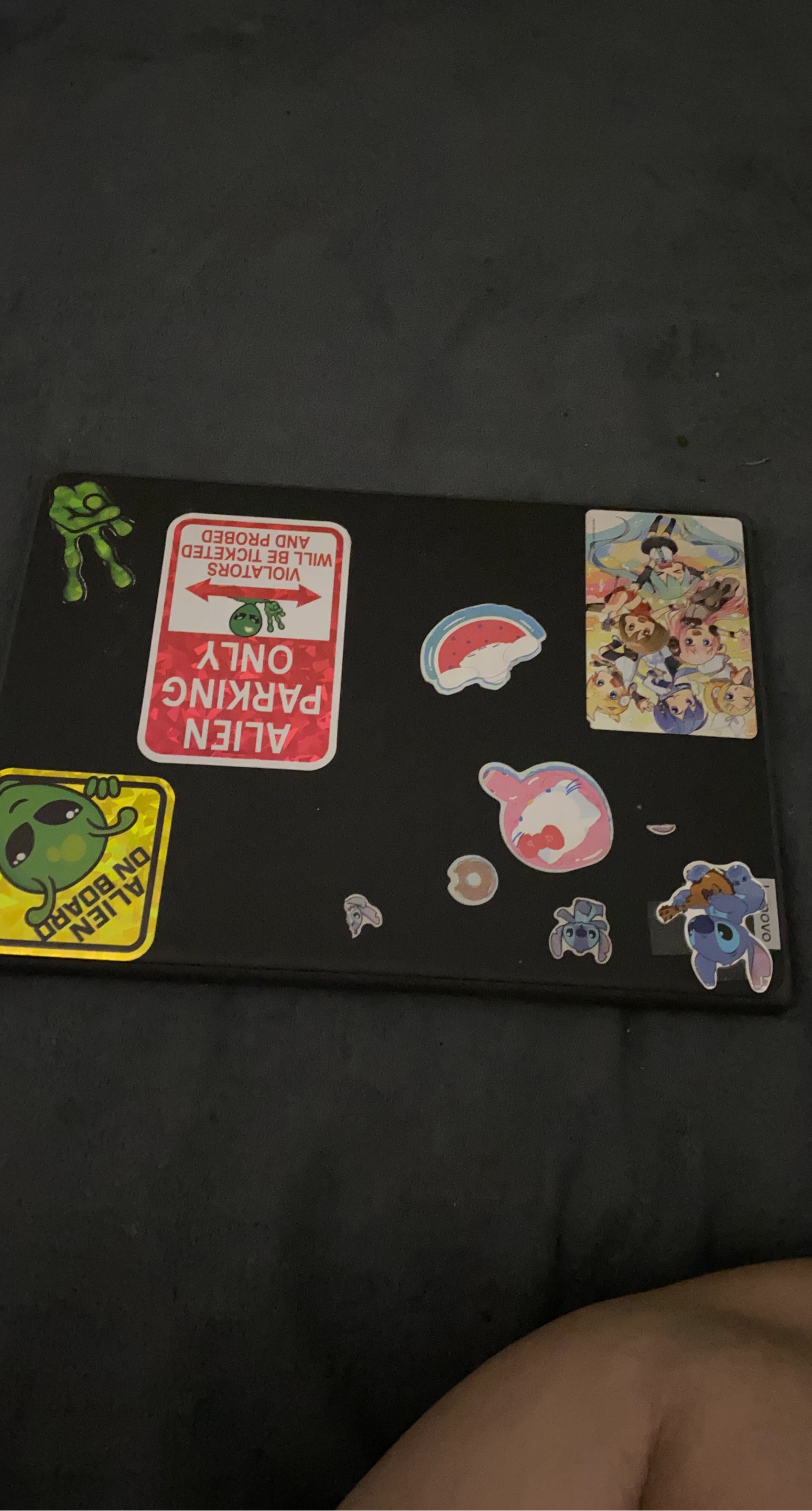 Computadora en buen estado solo viene con stickers