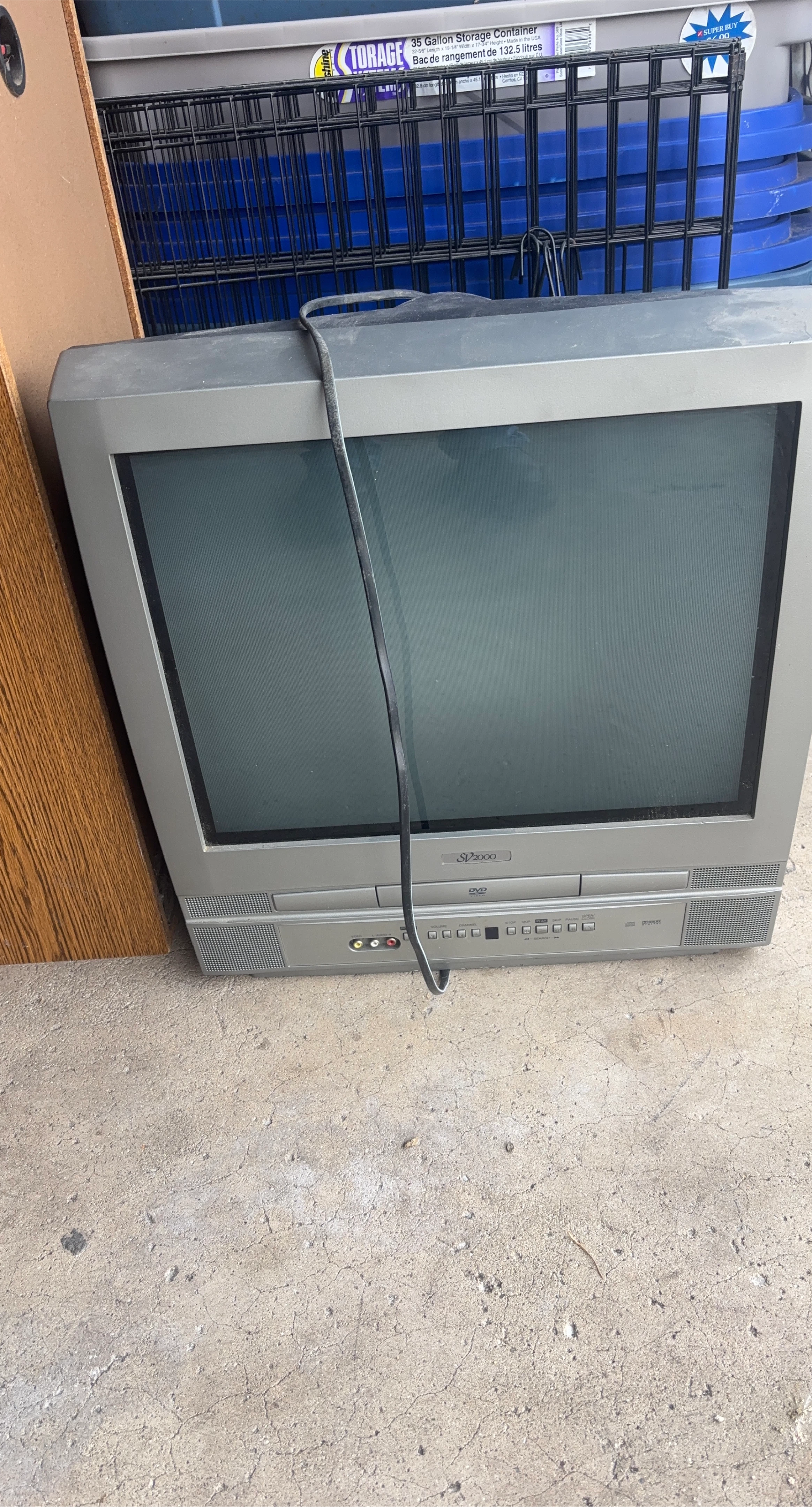 Silver Sanyo SV2000 CRT TV with Built-in DVD Player