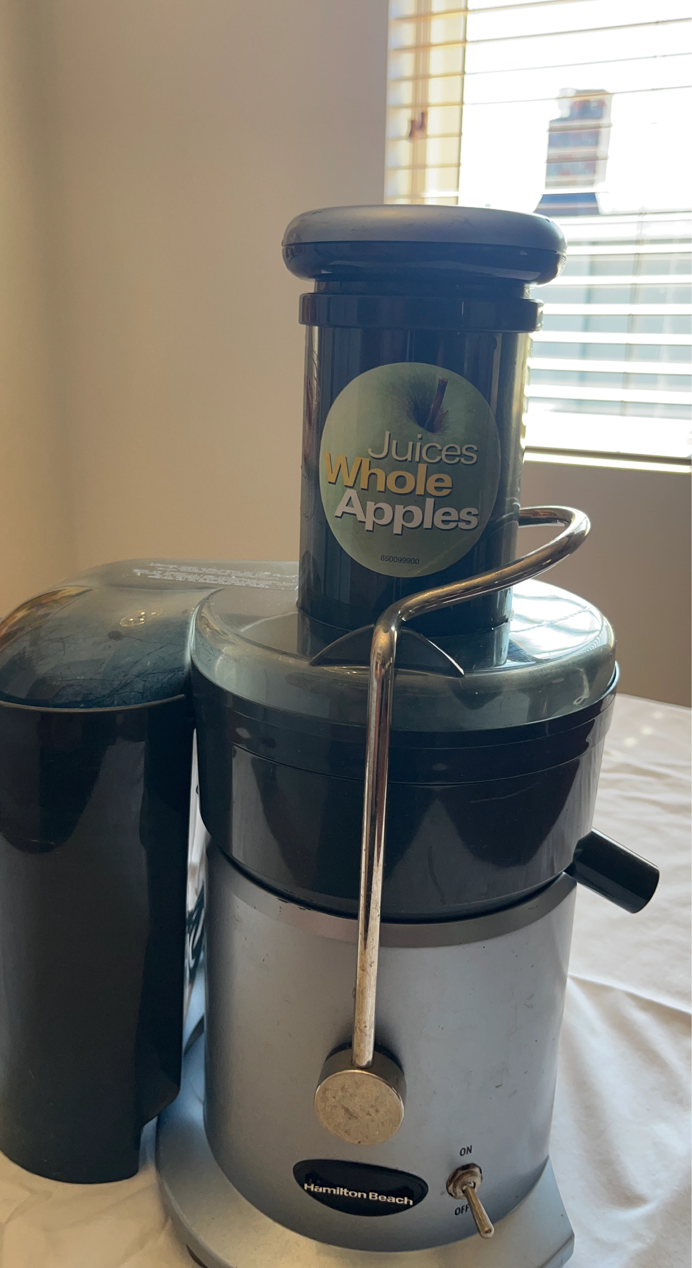 Hamilton Beach Juicer - Juices Whole Apples