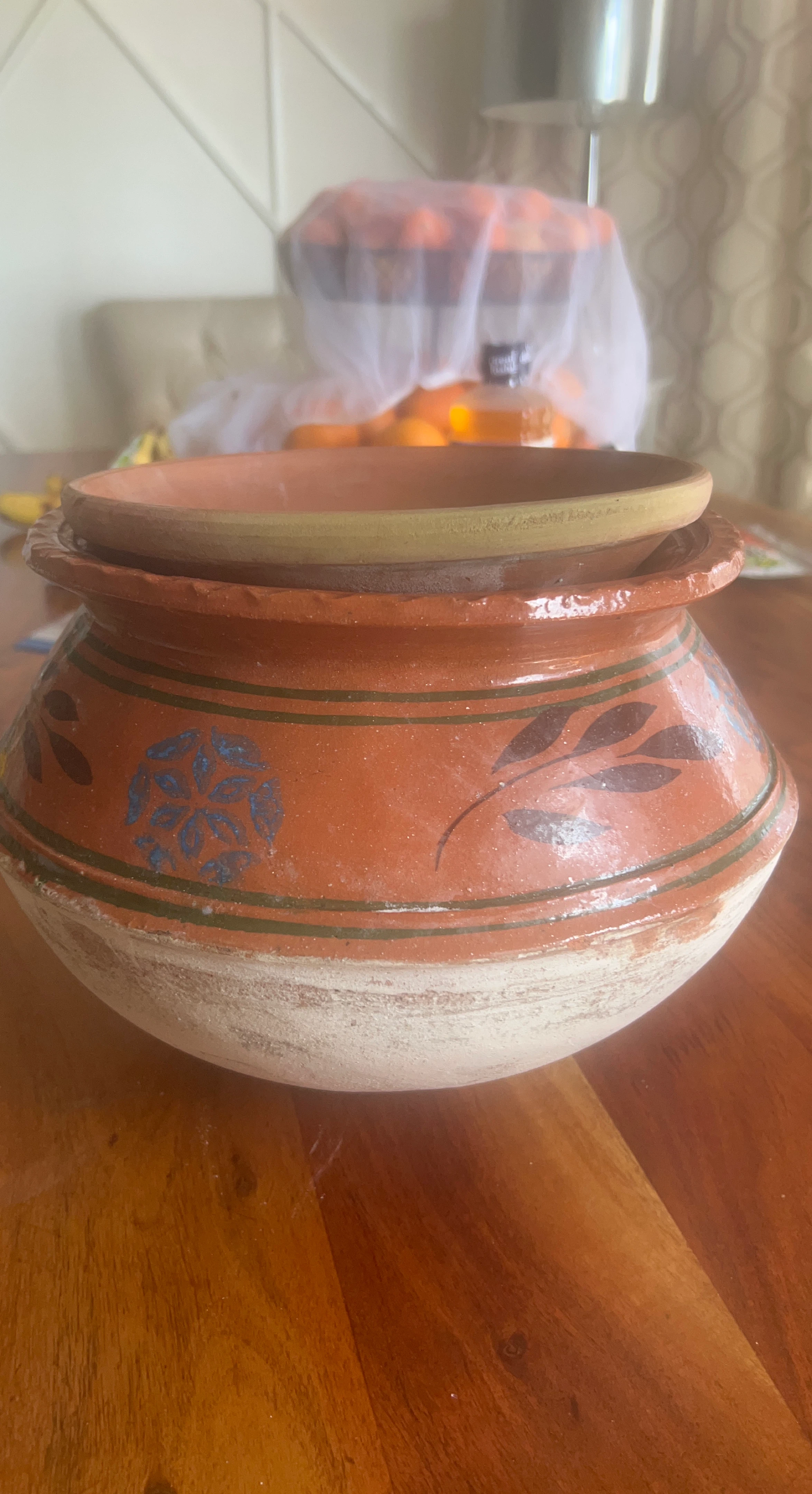 Clay pot with lid