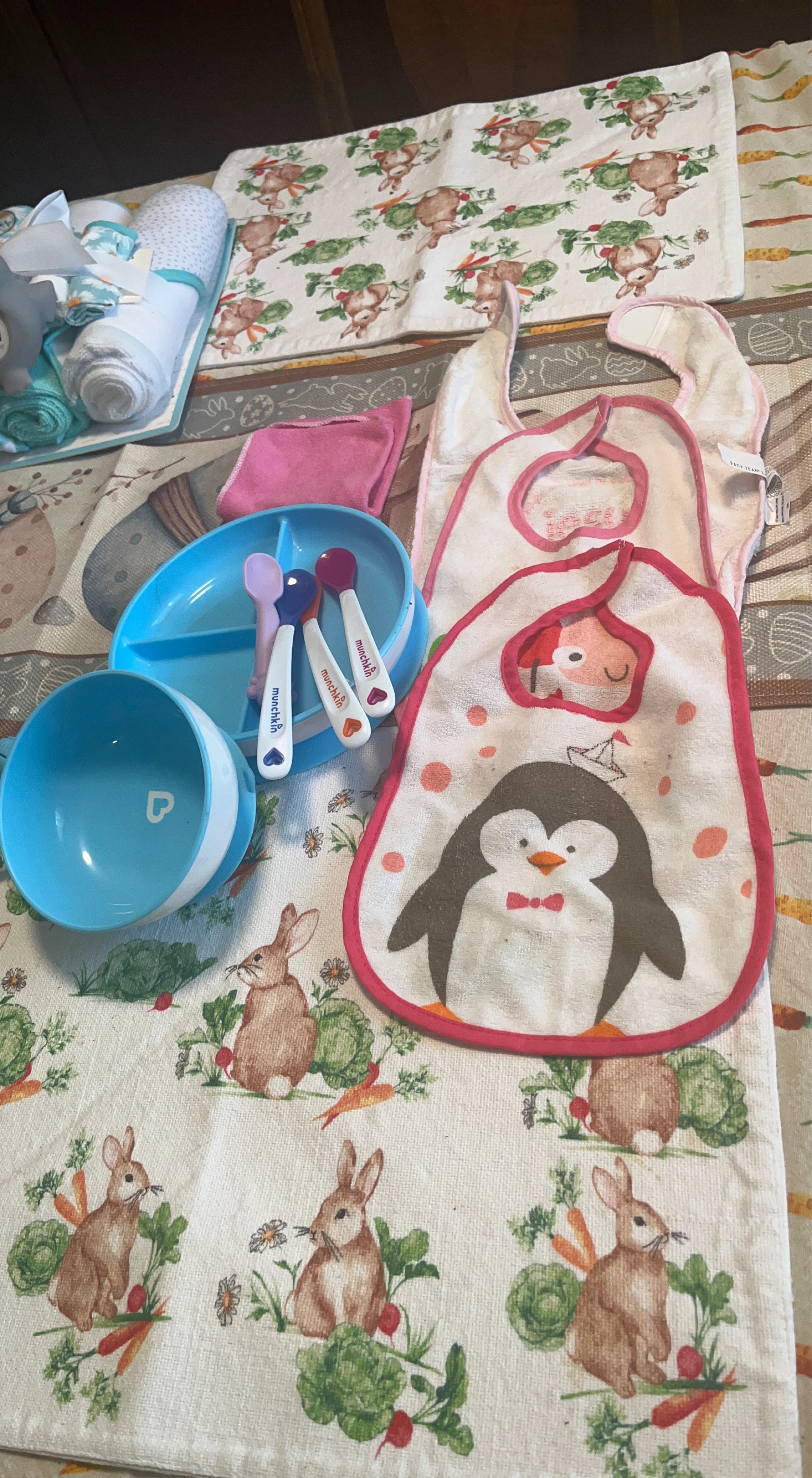 Munchkin Baby Feeding Set with Spoons and Bibs