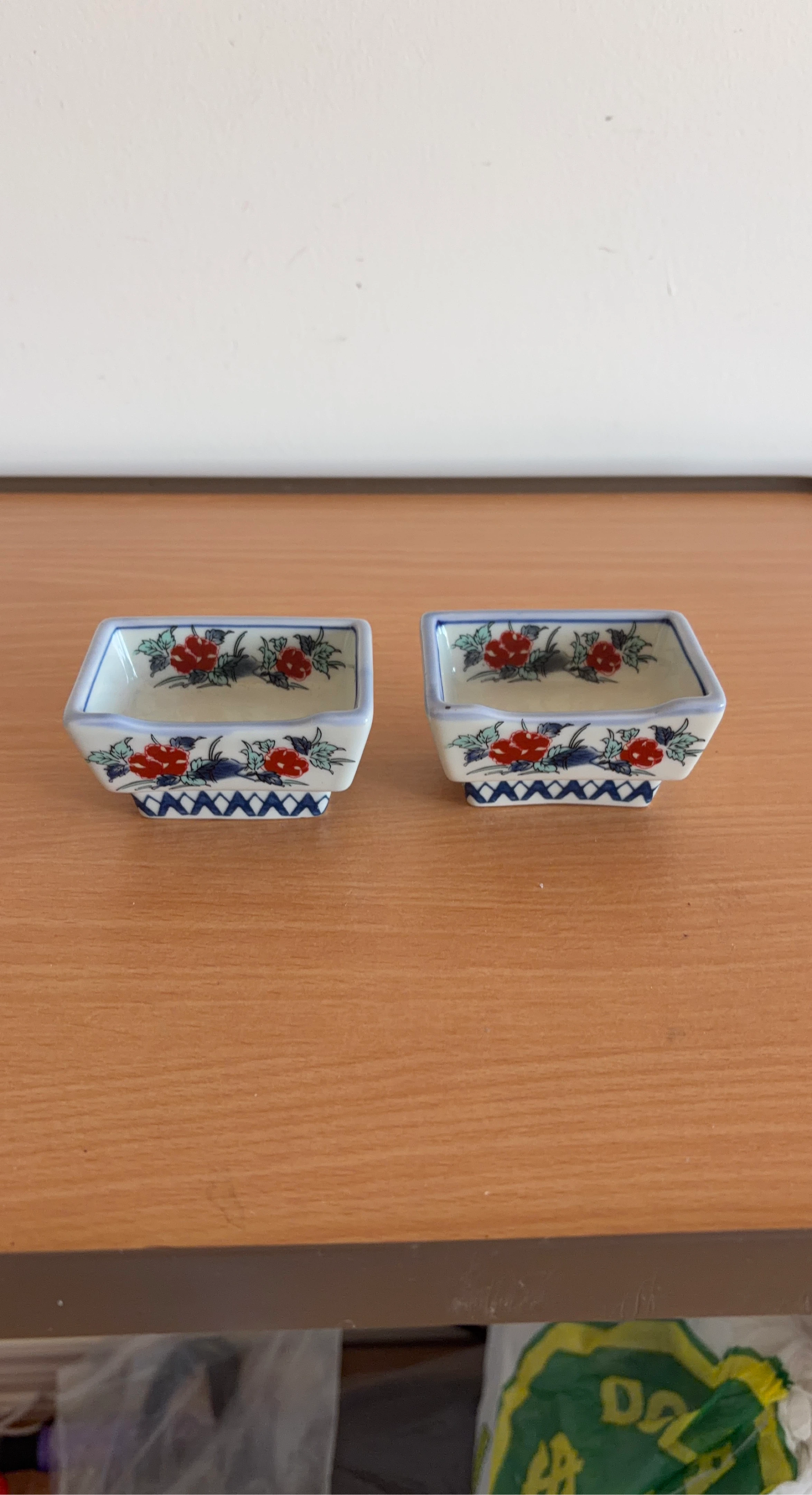 Set of 2 small ceramic dishes with floral design