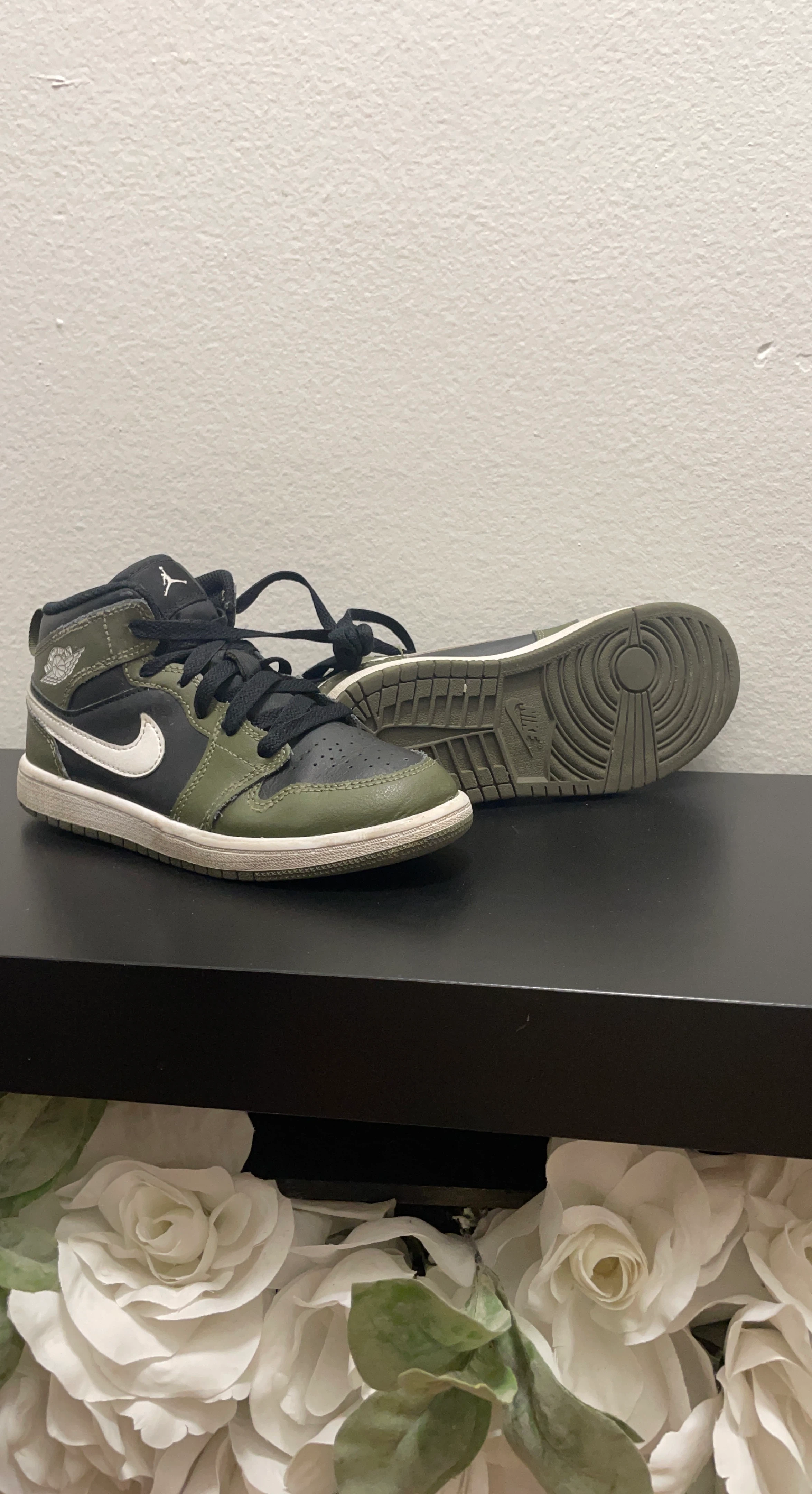 Air Jordan 1 Mid SE GS 'Light Olive' Sneakers