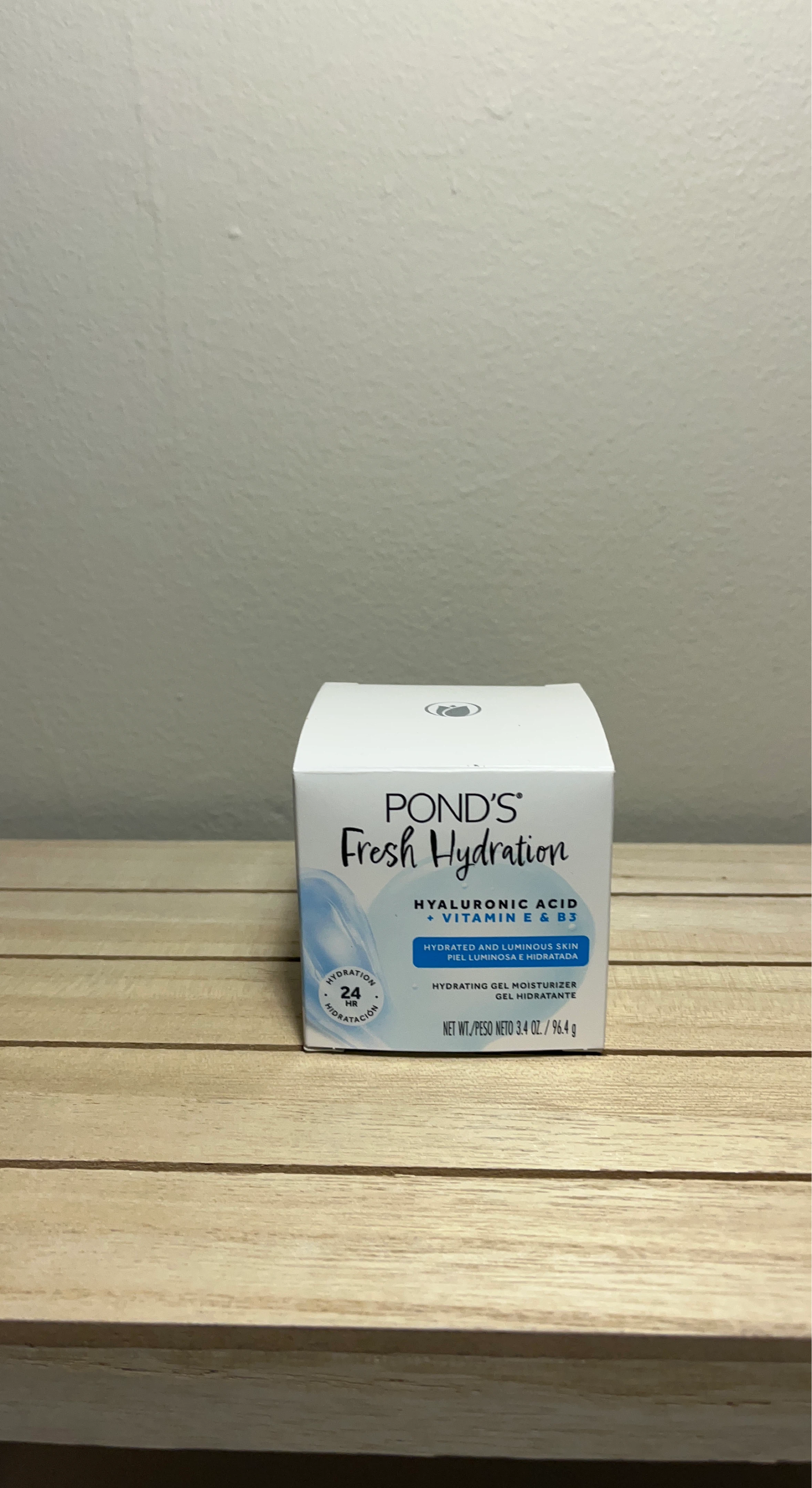 Pond's Hyaluronic Acid + Vitamin E & B3 Moisturizer