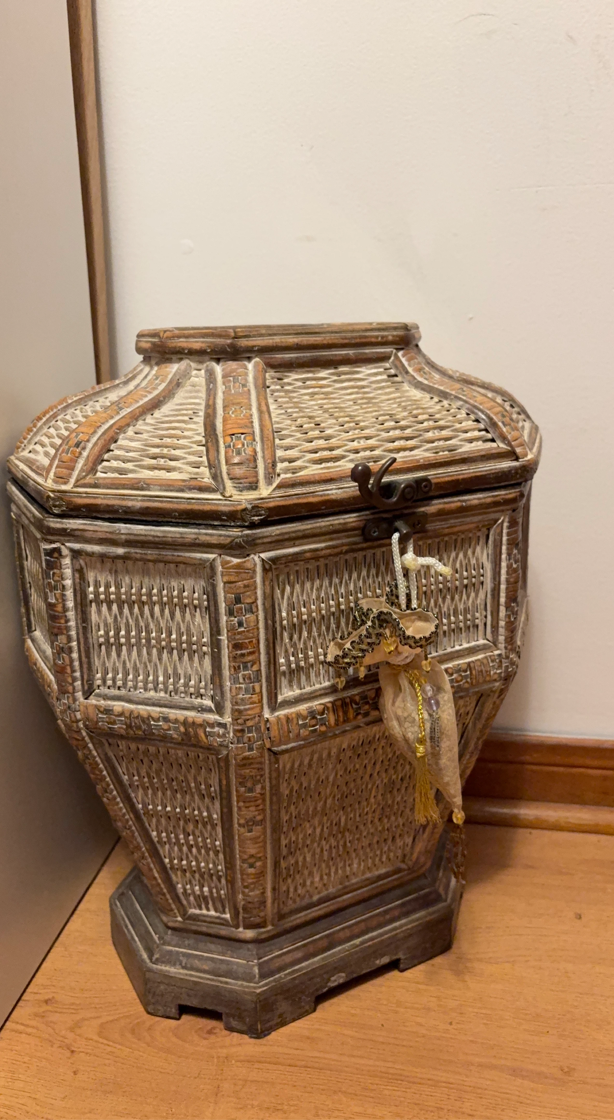 Vintage Wicker Trinket Box with Hinge Closure