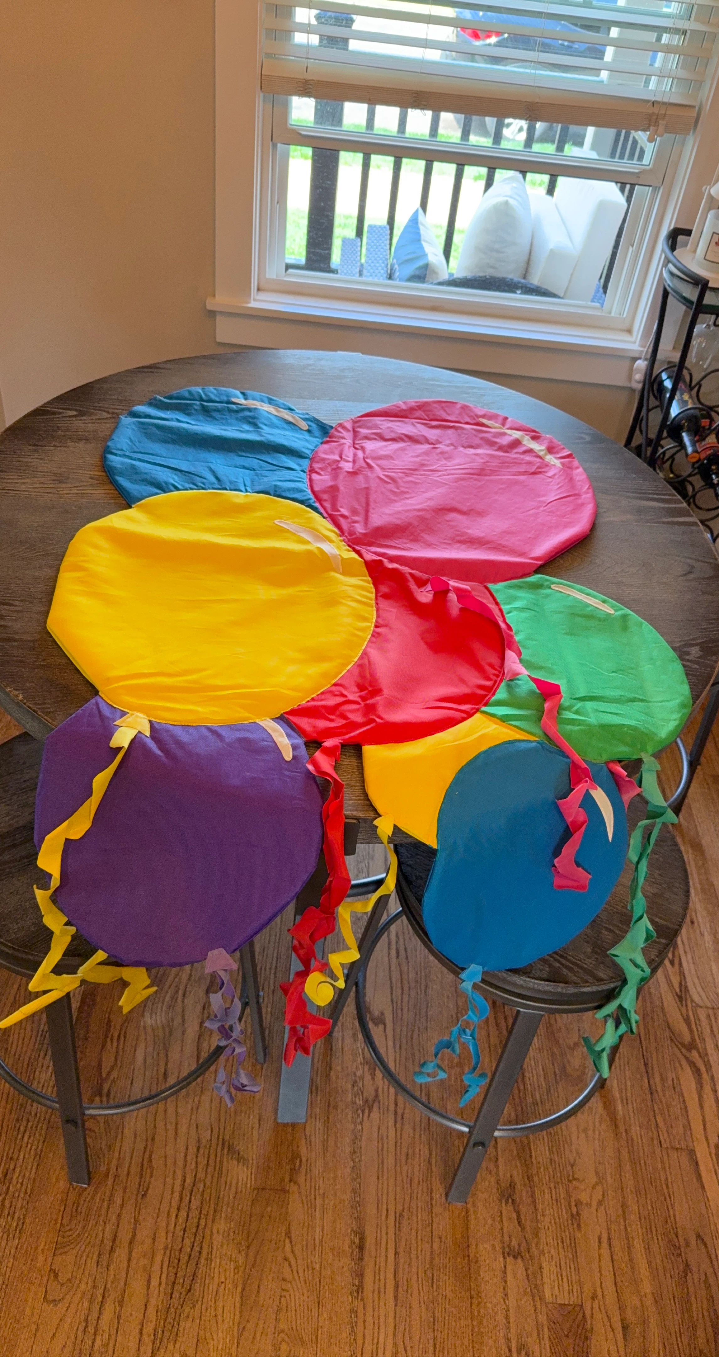 Large Flag, displaying 7 Colorful Balloons with Ribbons