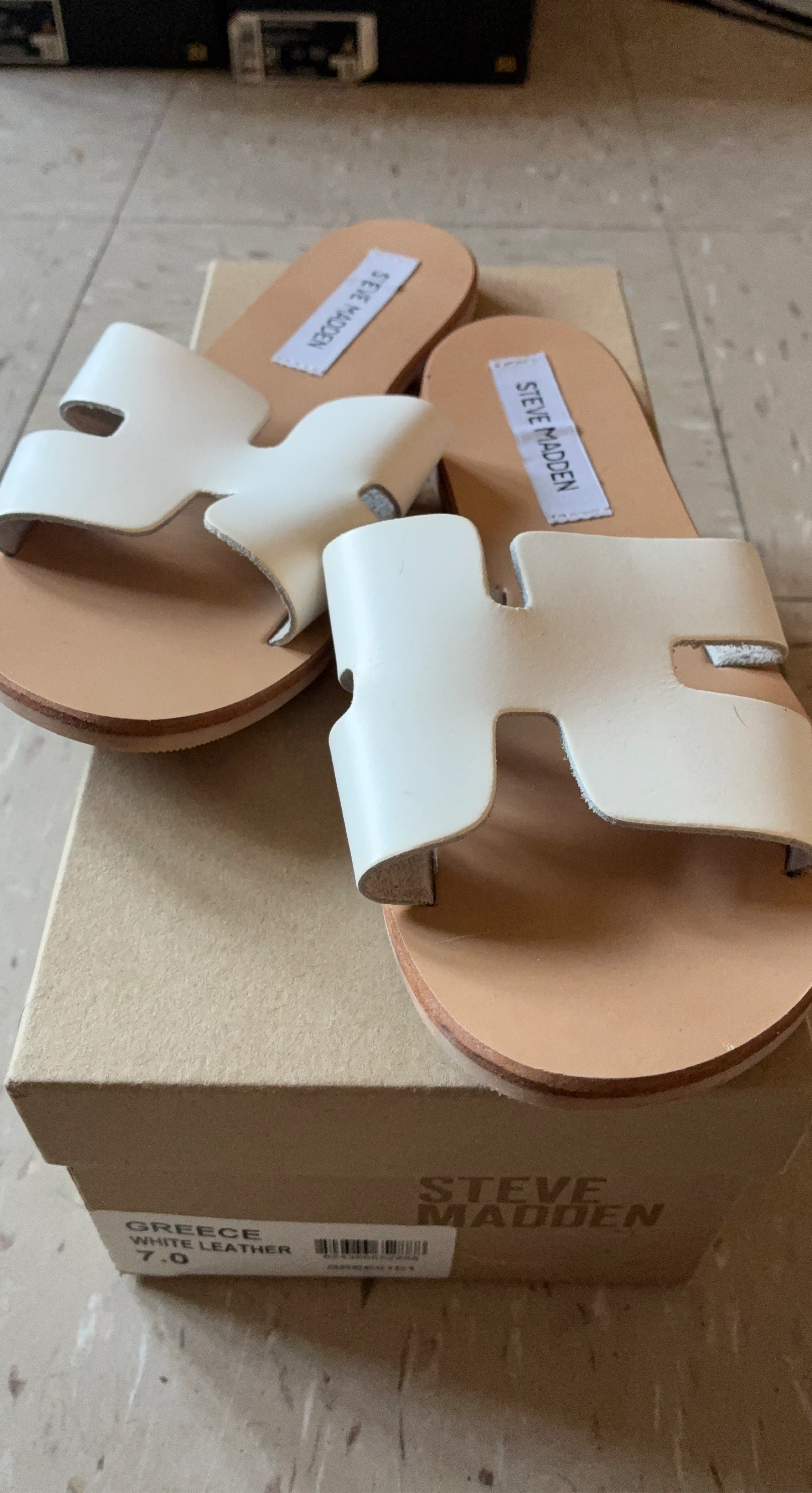 Steve Madden Women's Greece White Leather Flat Sandals Size 7.0