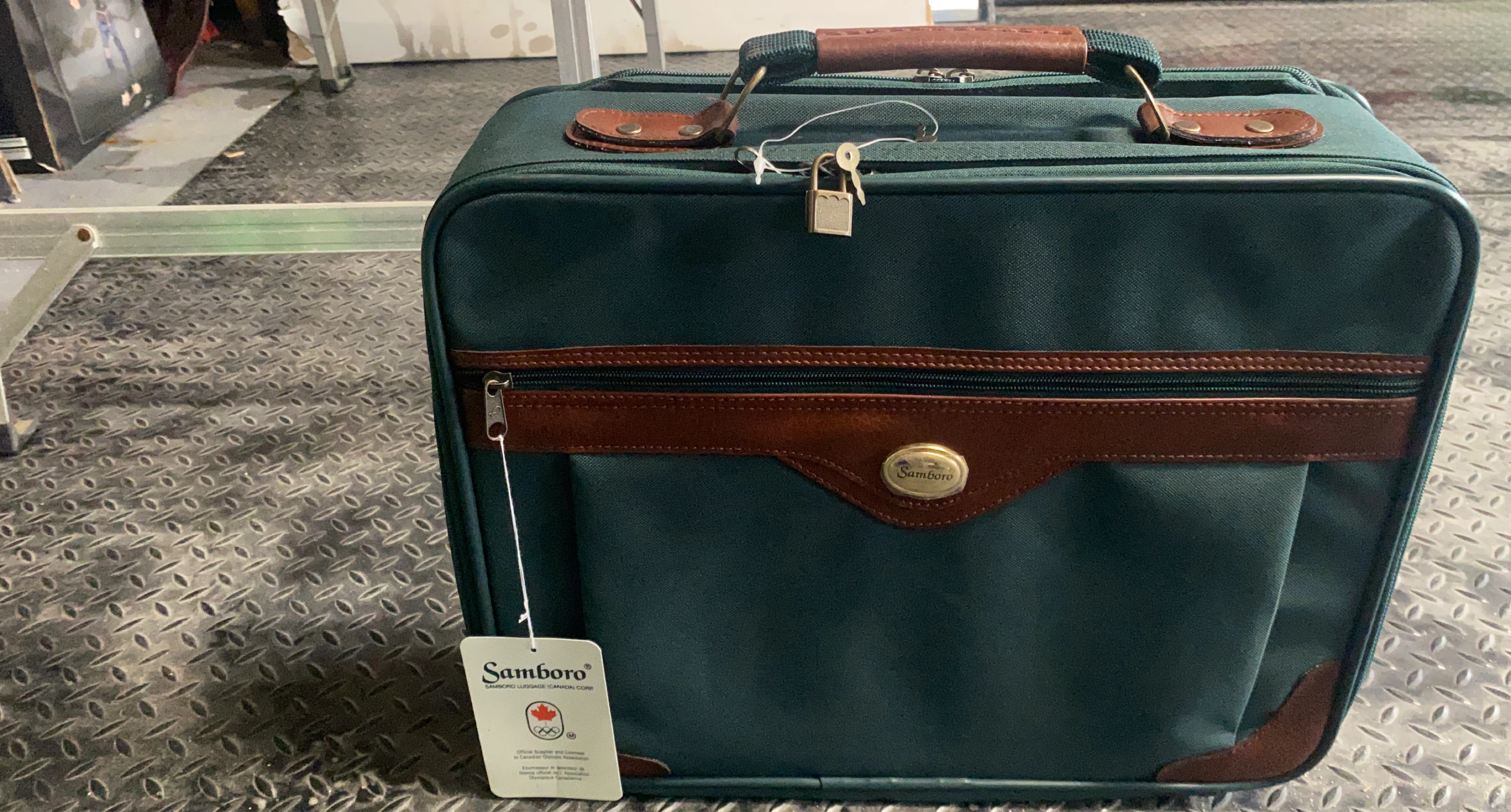 Samboro dark green luggage bag with brown trim