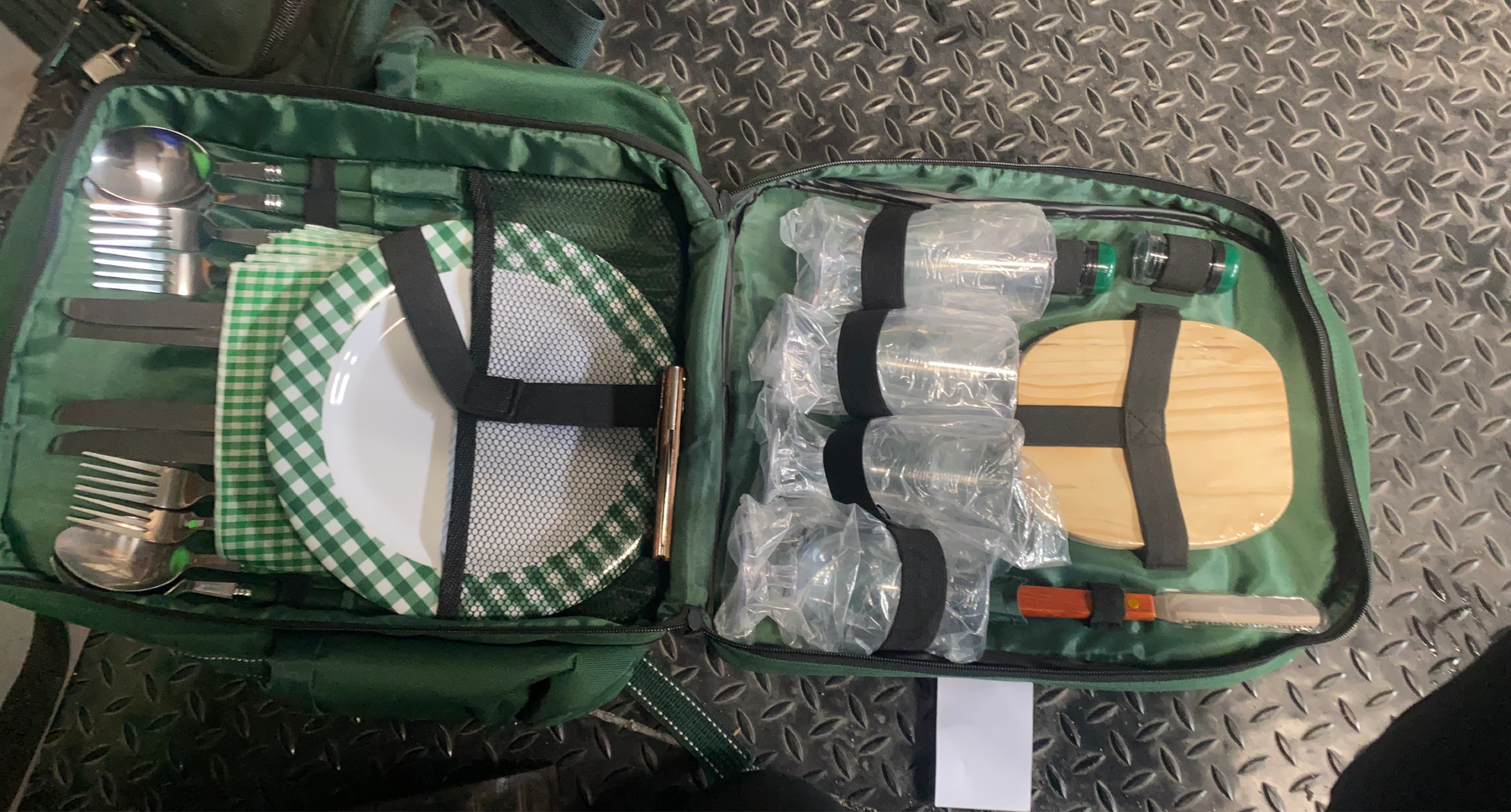 Green Picnic Basket Set with 4 Settings