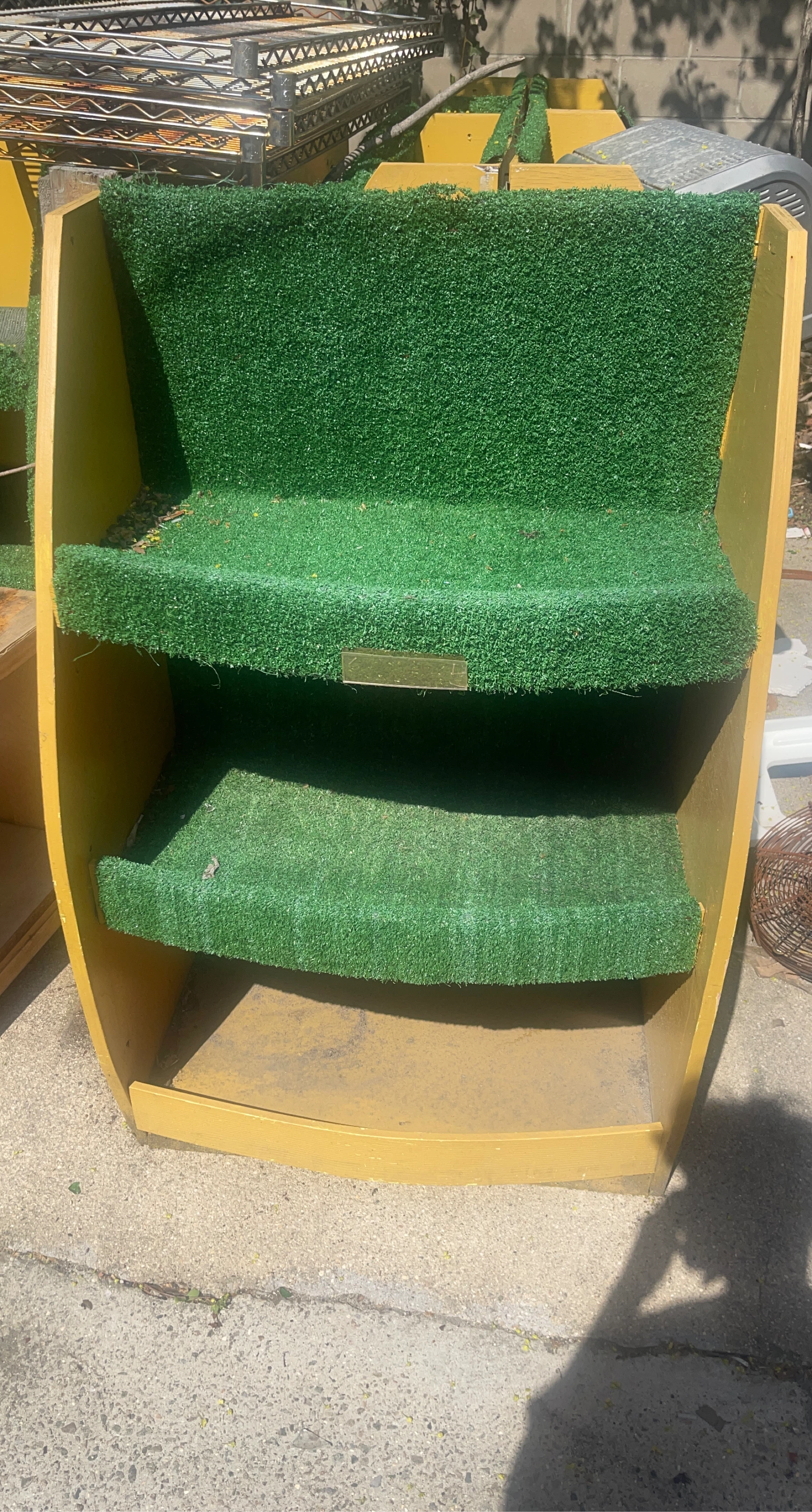 High quality shelf’s with green turf 10 shelf’s