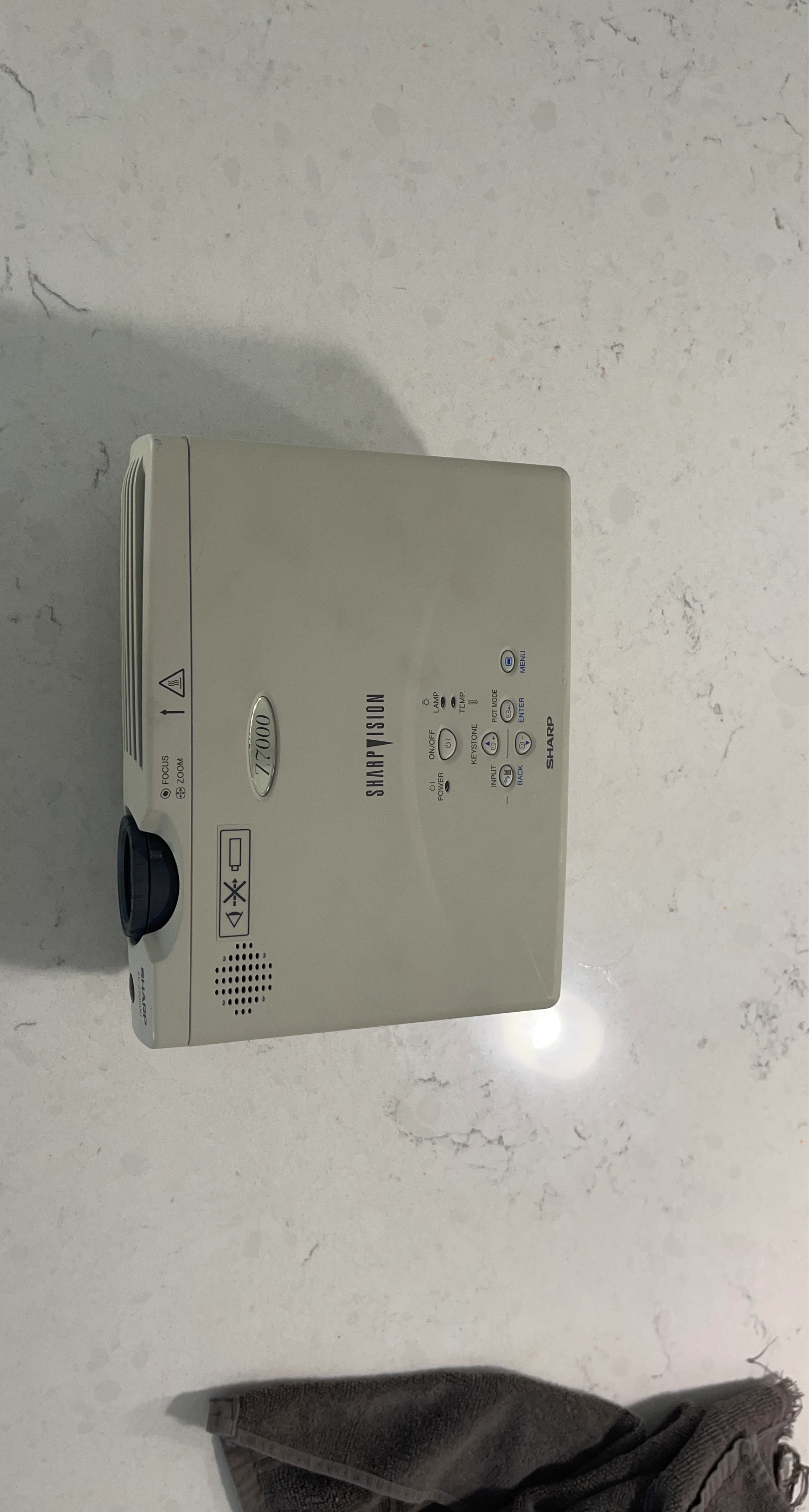Sharp XV-Z7000 LCD Projector