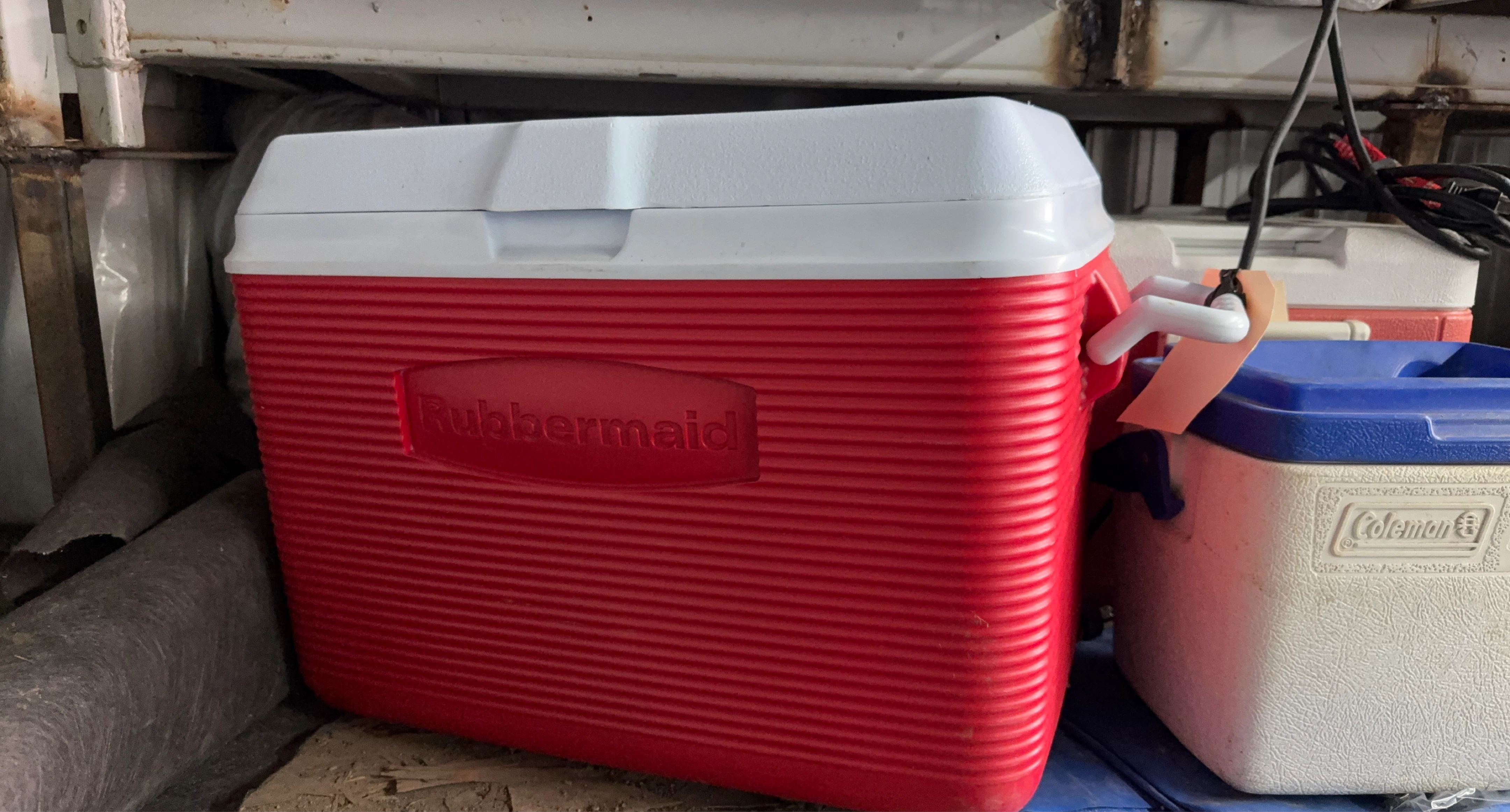 Glacière Rubbermaid rouge et blanche