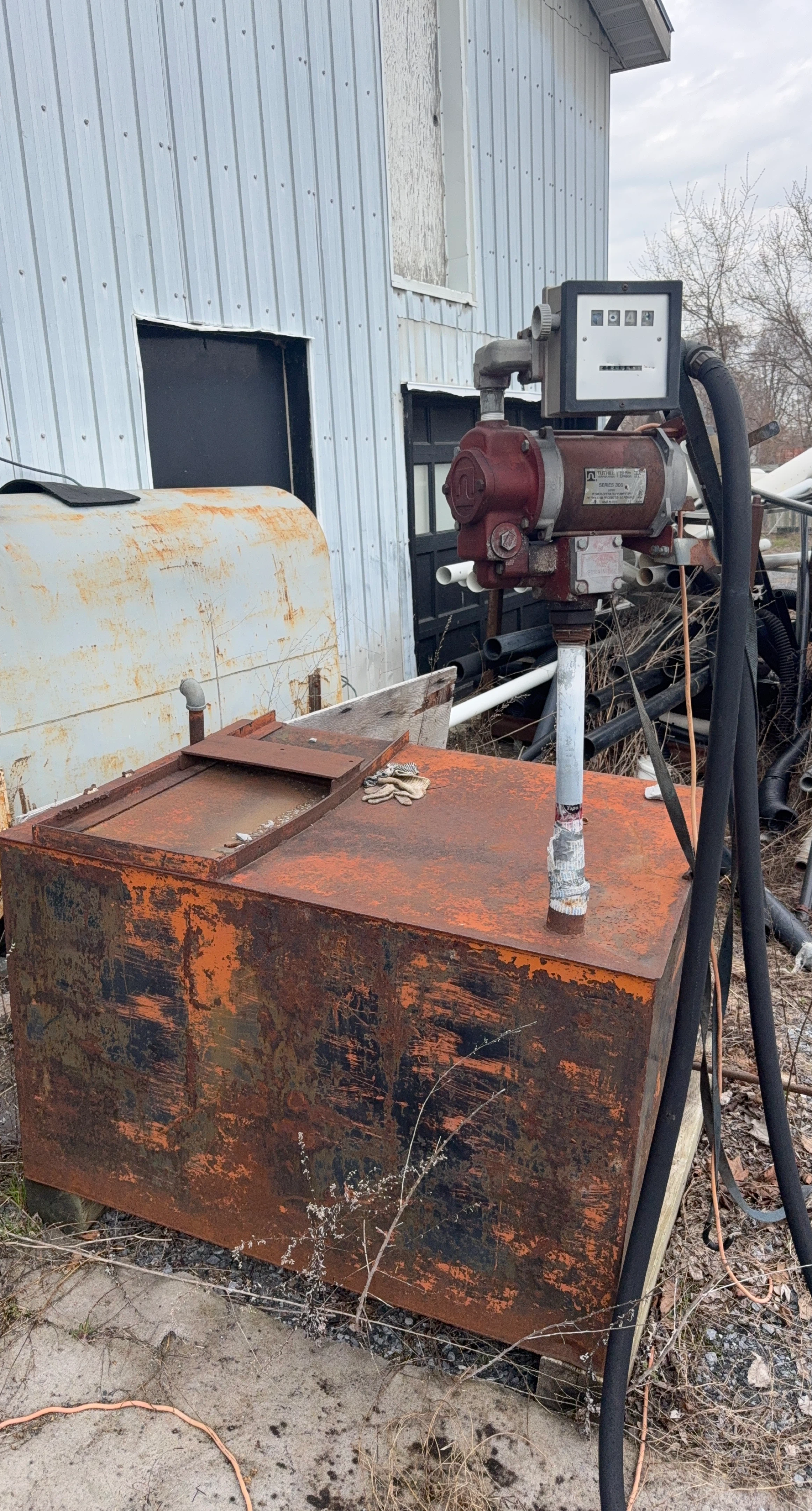 Pompe à essence avec compteur et reservoir