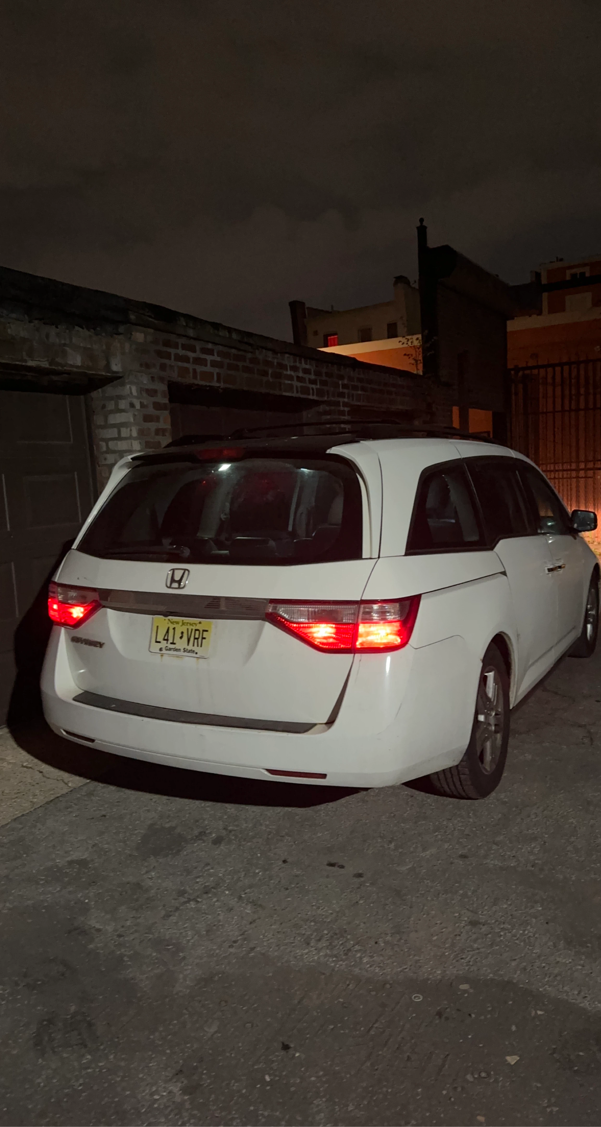 White Honda Odyssey Minivan 2012