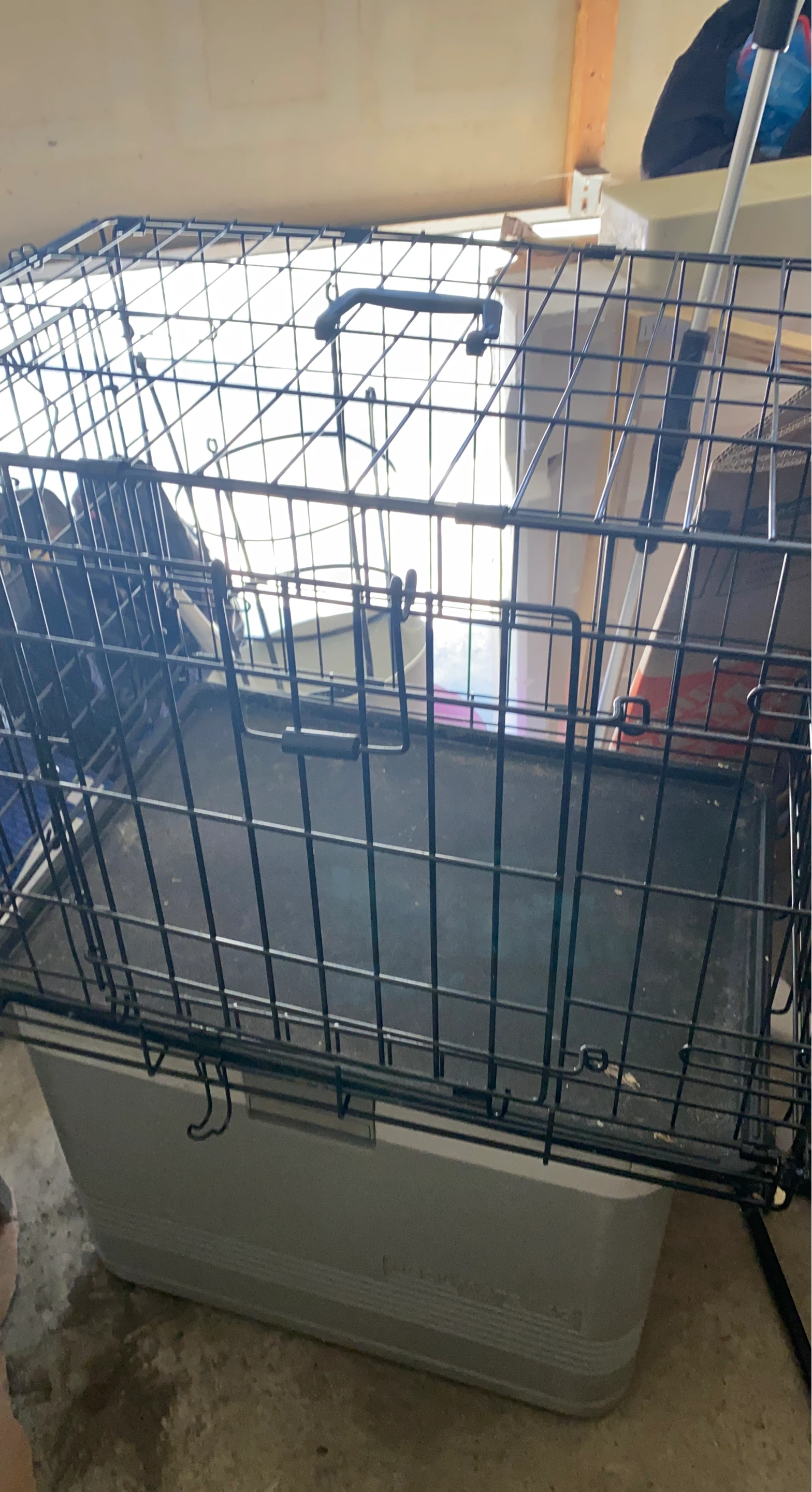 Wire Dog Crate with Plastic Tray