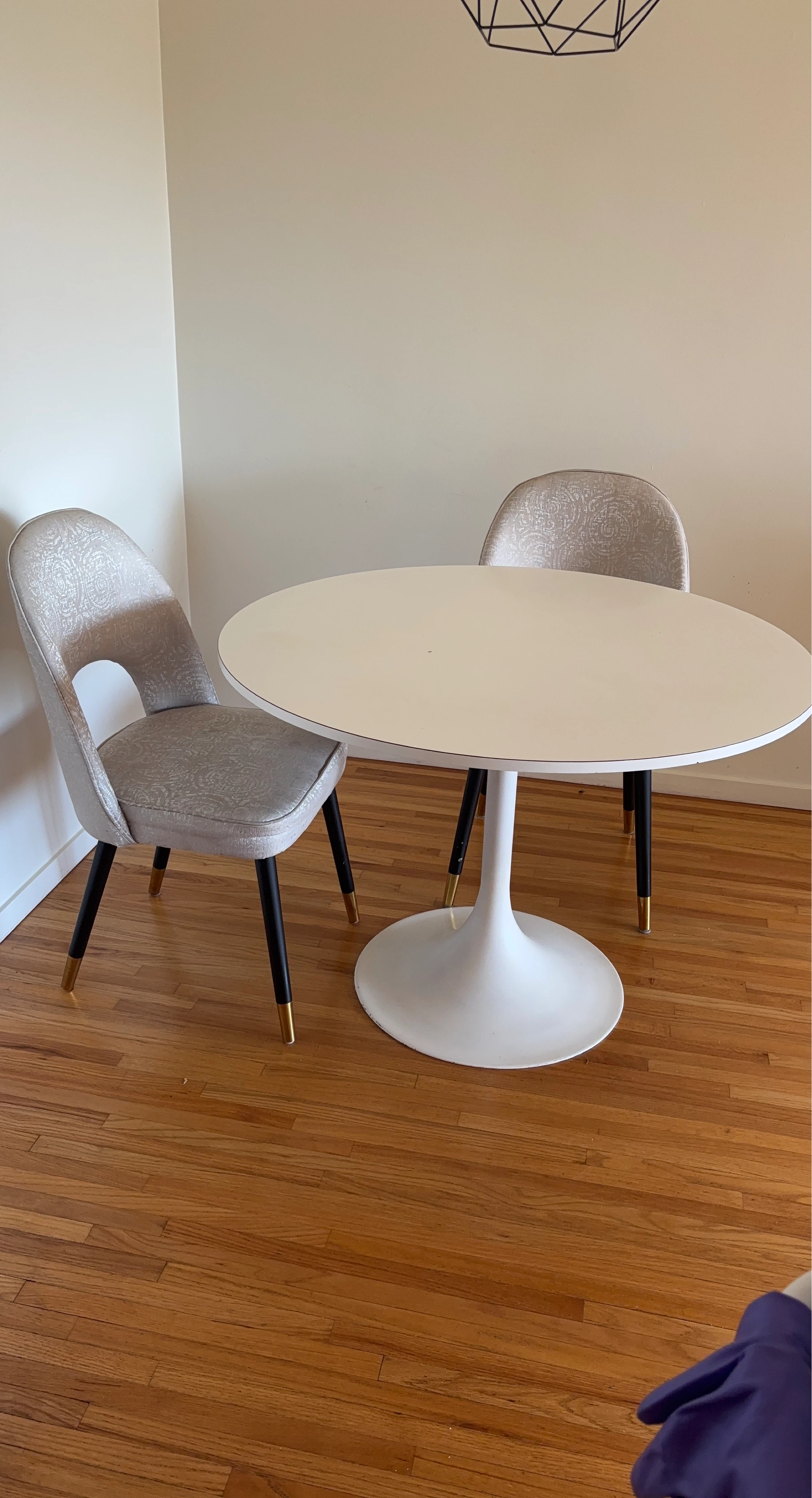 White Round Pedestal Dining Table with Two Chairs 🌱