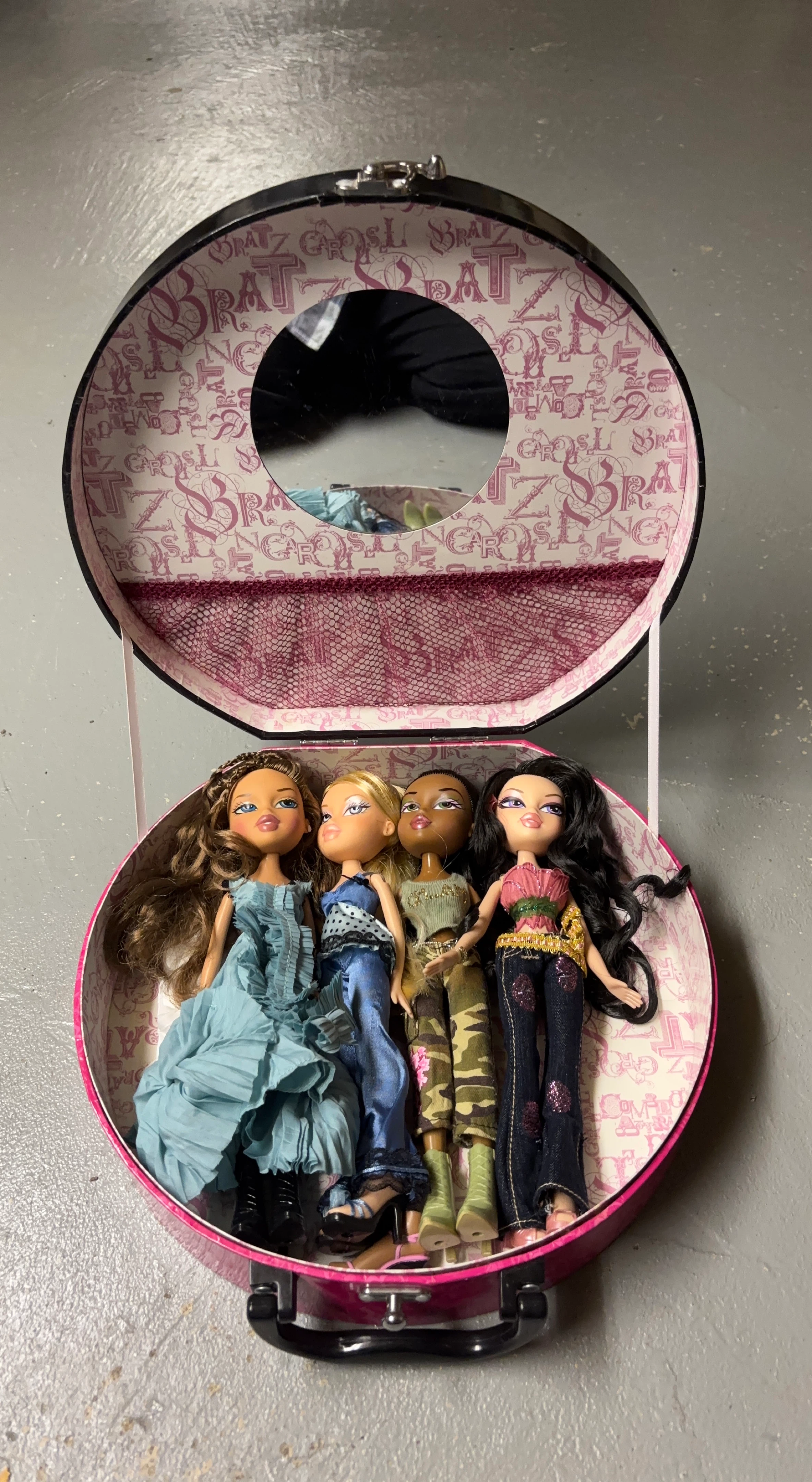Bratz Doll Case with 4 Dolls