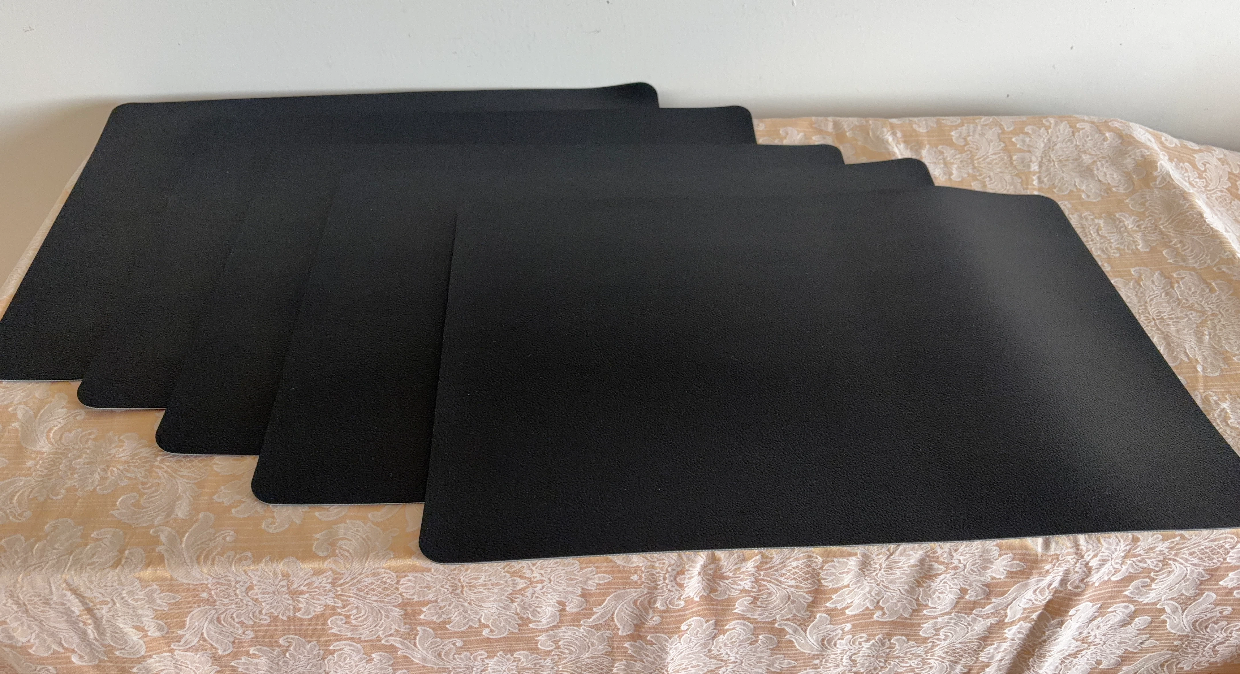 Set of 5 black or grey Placemats