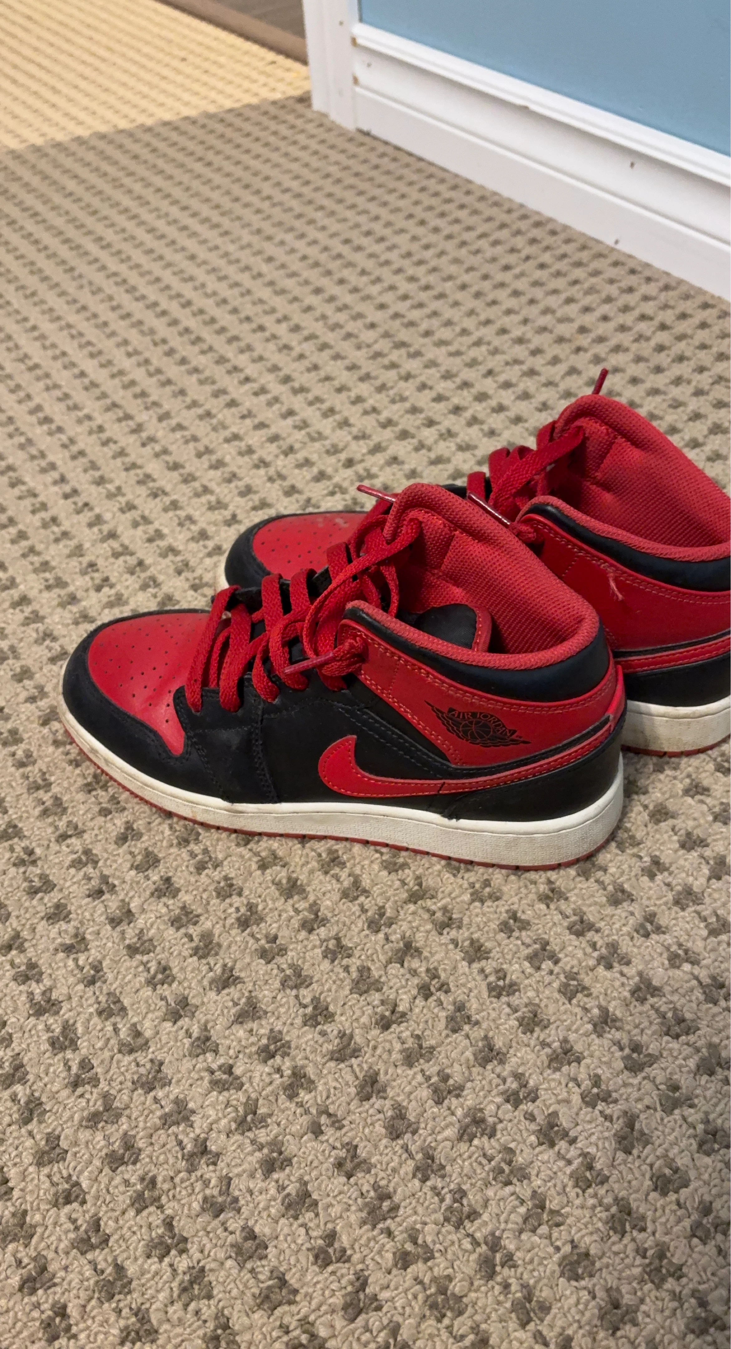 Air Jordan 1 Mid SE (GS) "Black Gym Red" Sneakers