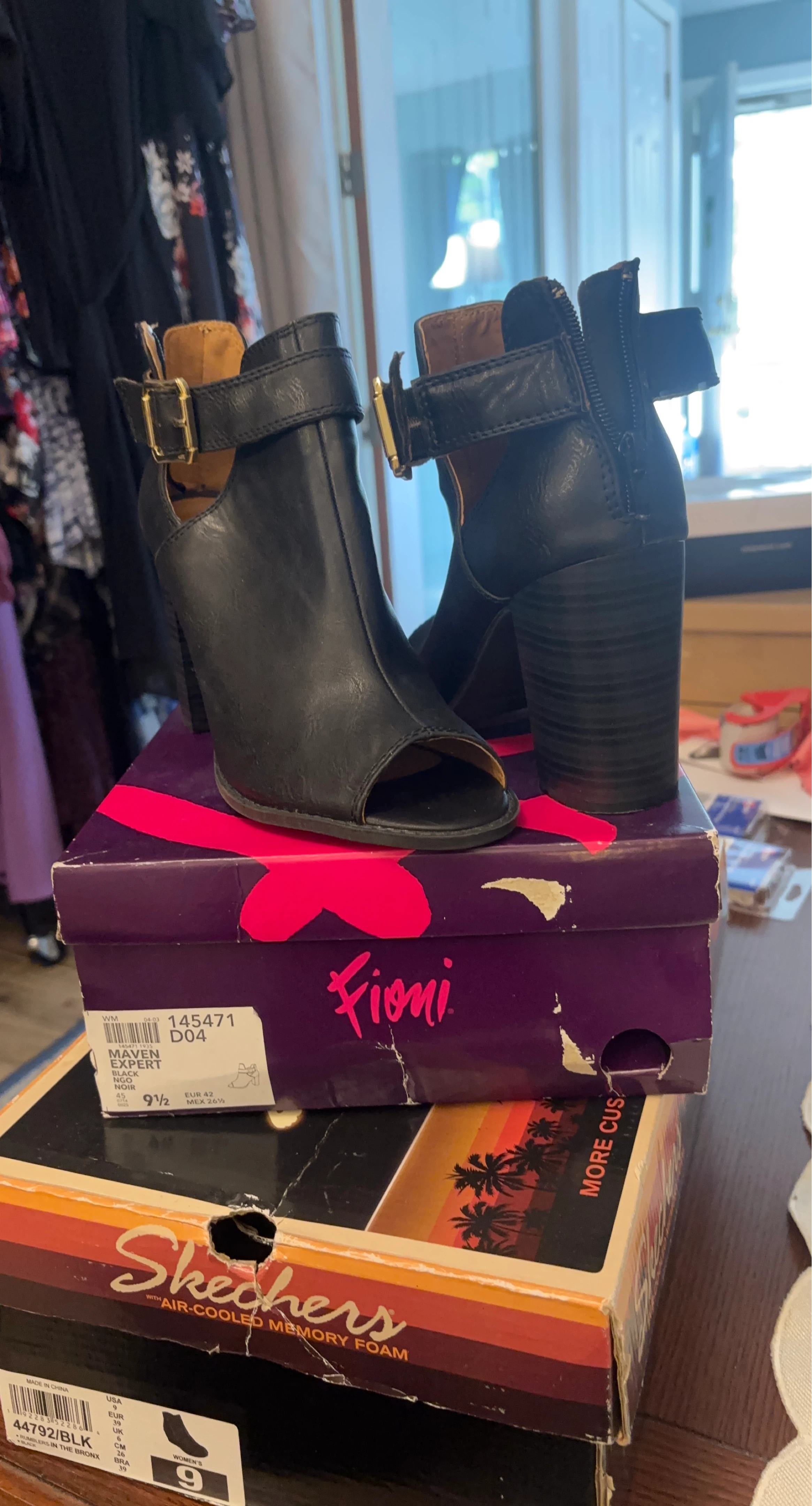 Fioni Maven Black Peep-toe wedges