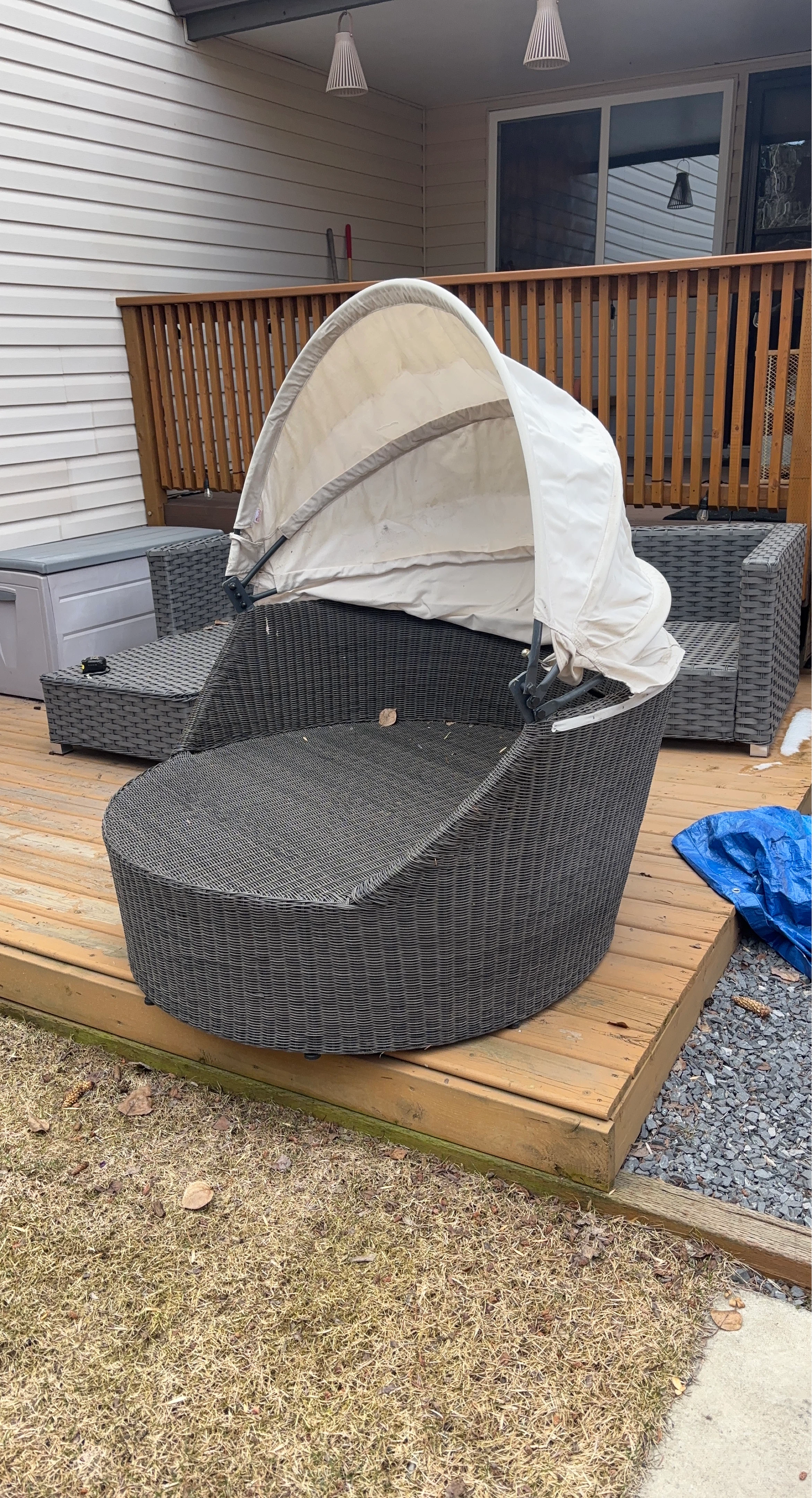 Round Wicker Daybed with Canopy