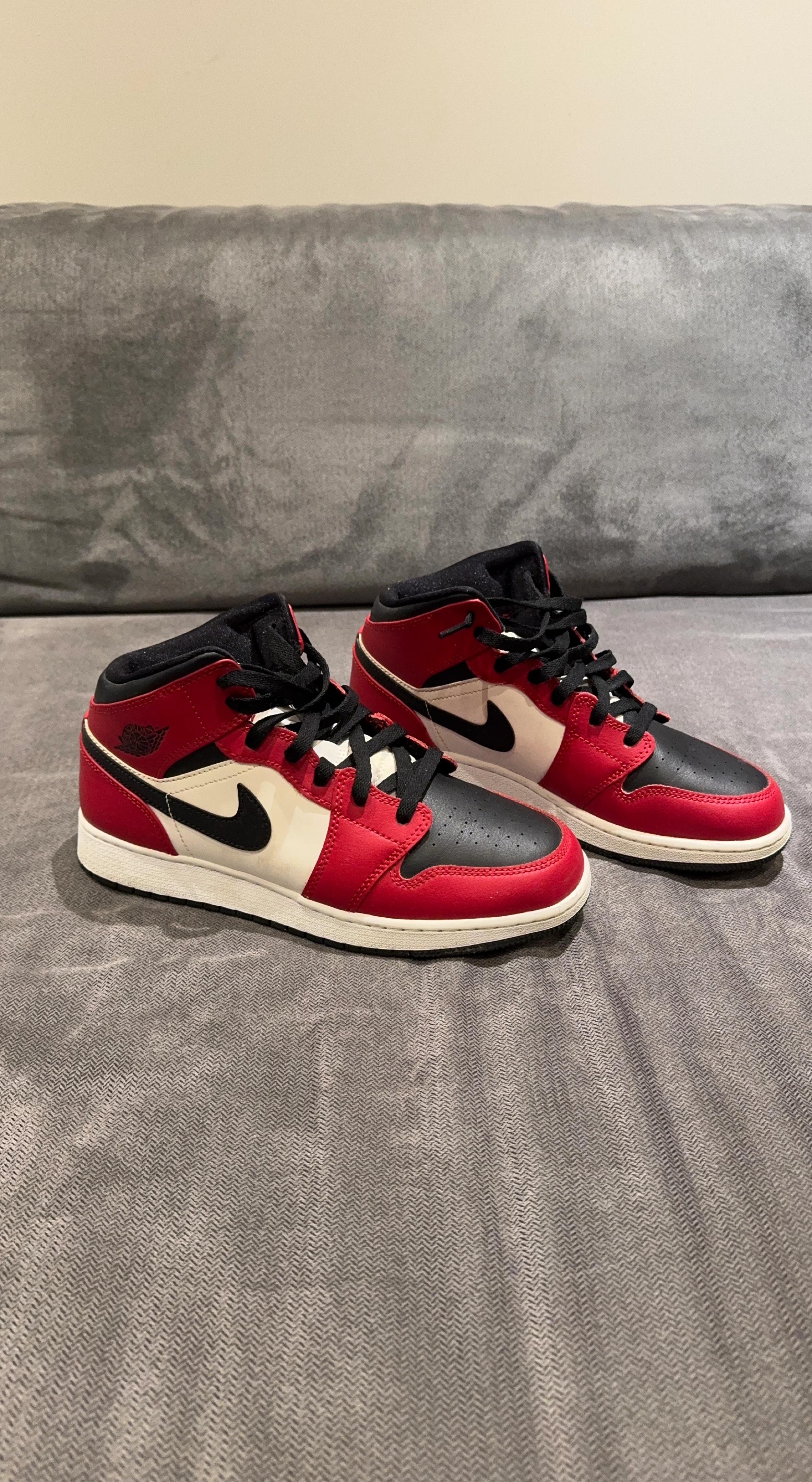 Air Jordan 1 Mid SE (GS) Red Black White Sneakers - US 7Y