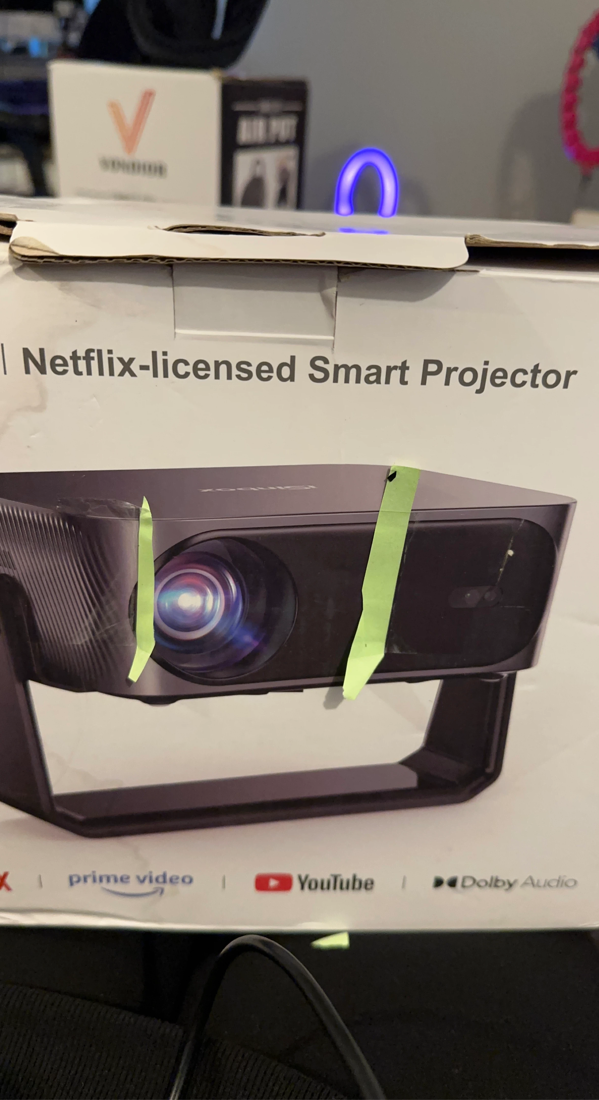 iSinbox YG381 Netflix-licensed Smart Projector