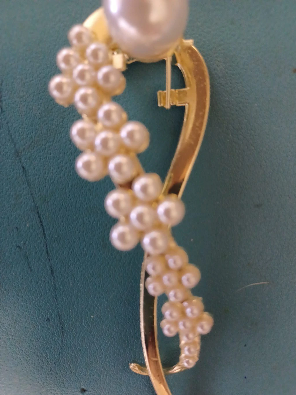 Pearl and Gold Tone Hair Accessory