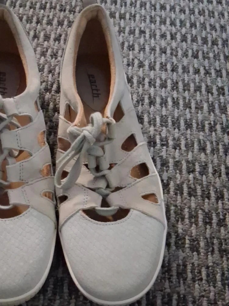 Earth Women's Light Grey Cutout Lace-Up Shoes