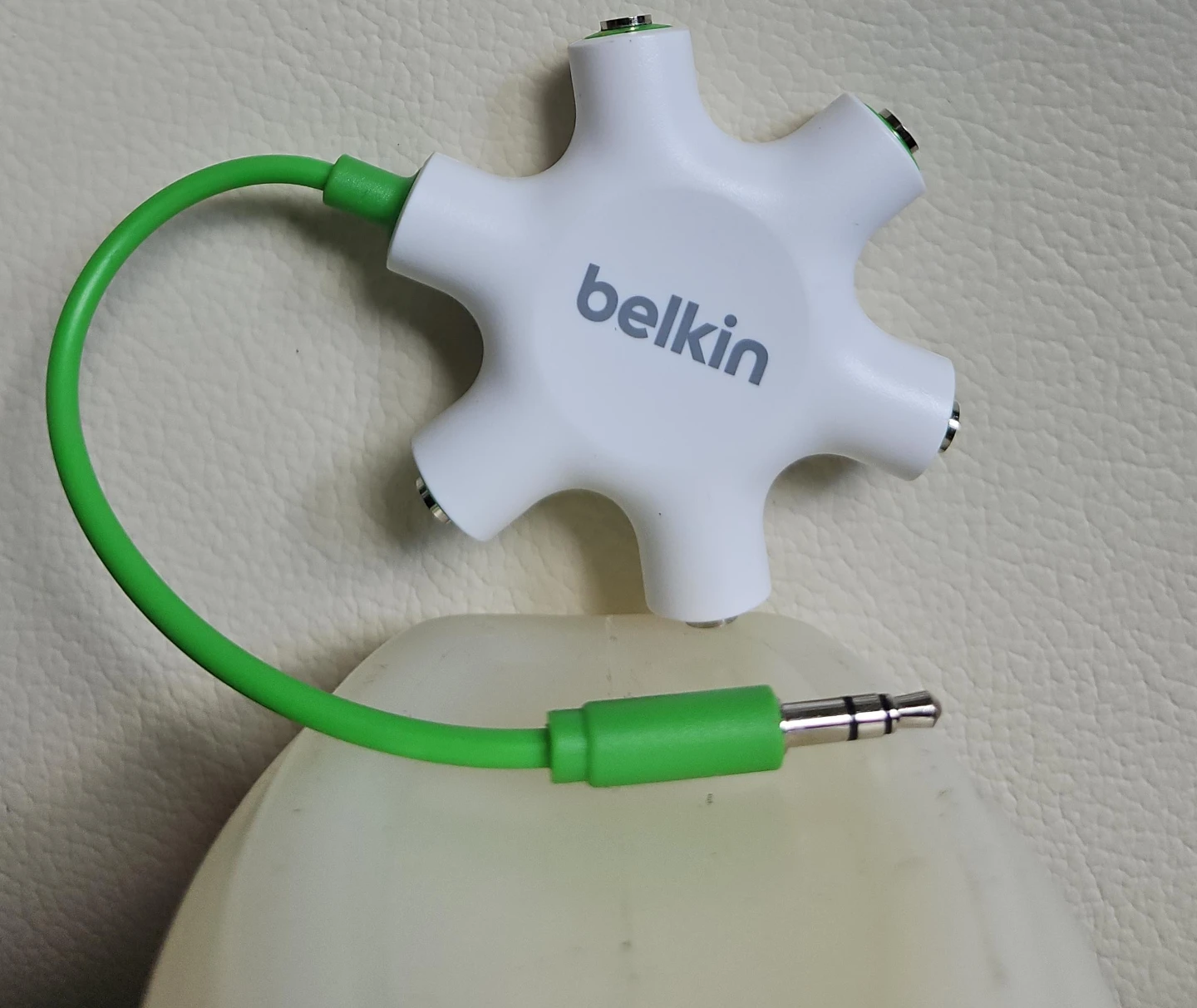 Belkin White Audio Splitter  🌱
