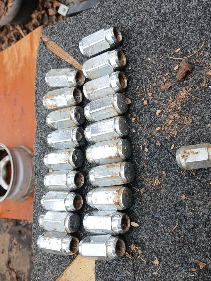 Set of 20 Chrome Lug Nuts