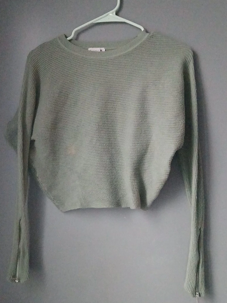 Light Green Ribbed Cropped Sweater with Zipper Cuffs