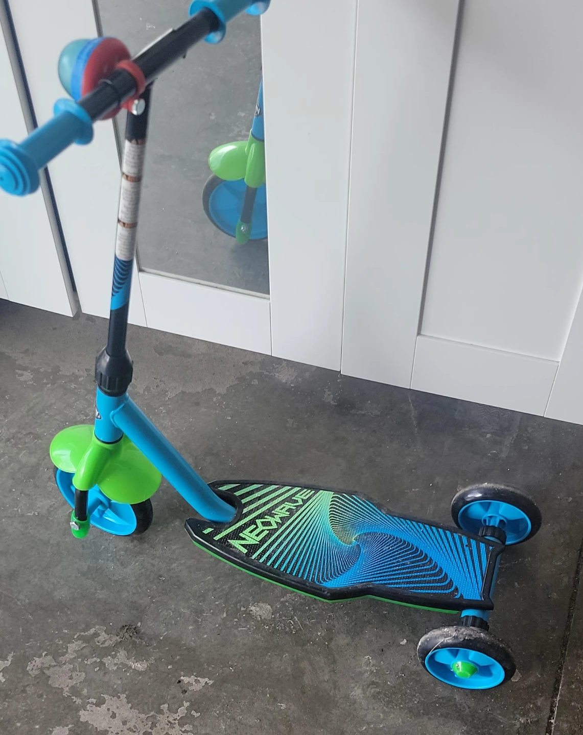 NeoWave 3-Wheel Scooter